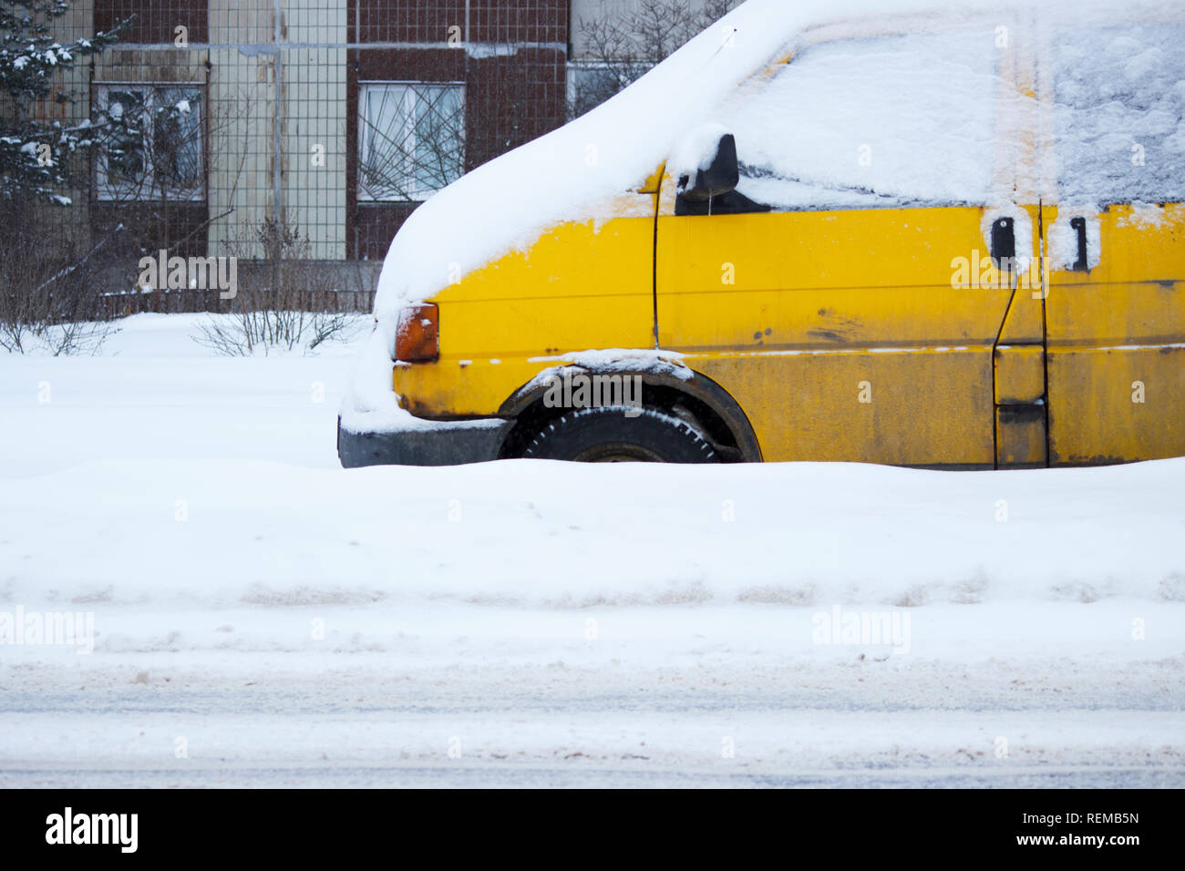 Problem nach Schneefall - Schnee auf der City Road, Schnee Brei. Gelbe Auto  mit Rädern mit Schnee bedeckt. Problem für schneeräumgeräte. Gatschina,  Russland Stockfotografie - Alamy
