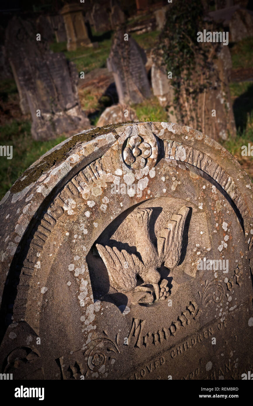 Der alte Friedhof Grabstein. Vertikales Format mit kopieren. Stockfoto