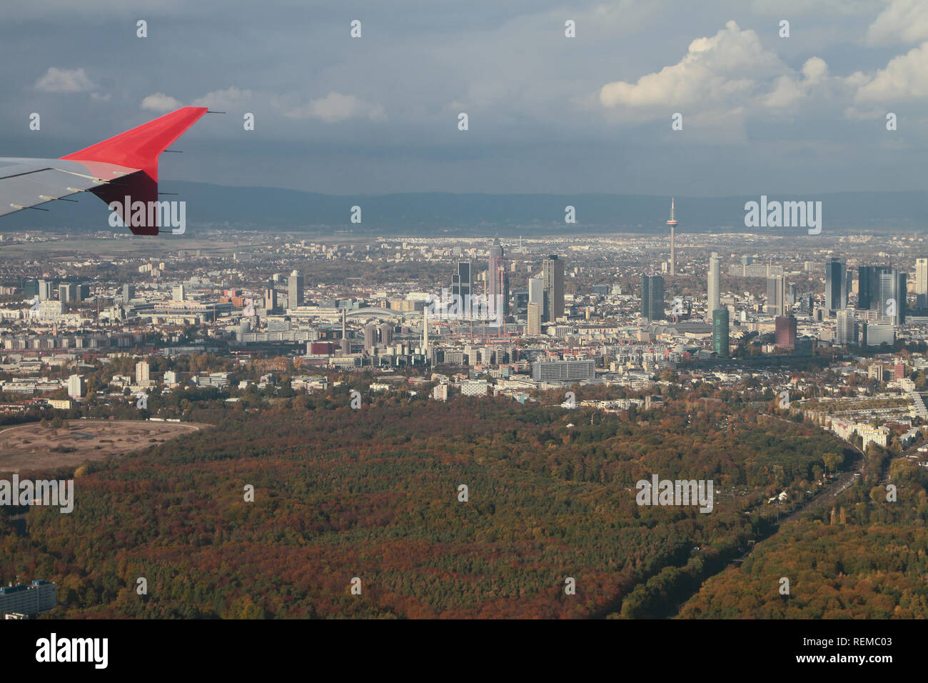 Unter dem Flugzeug Flügel große Stadt und Umgebung, Luftbild. Frankfurt am Main, Deutschland Stockfoto
