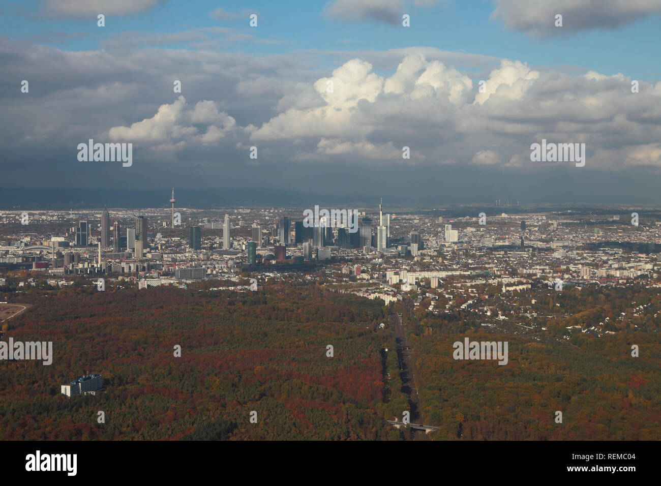 Große Stadt und Umgebung, Luftbild. Frankfurt am Main, Deutschland Stockfoto