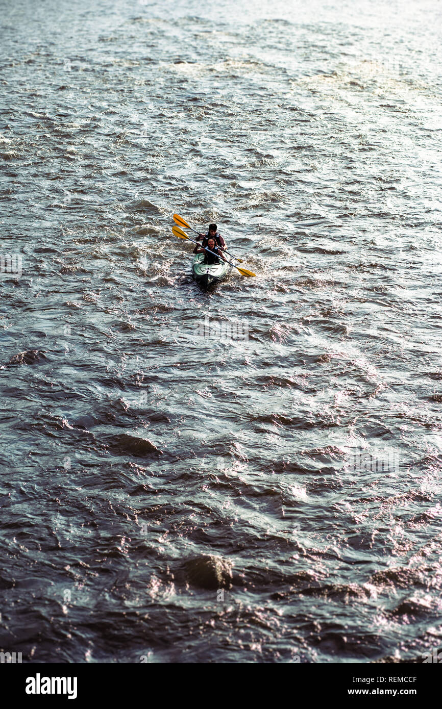 Personen Kajak auf dem Fluss Dunajec. Zwei junge Erwachsene in einem Kajak sitzen und Sie zusammen Paddeln auf dem Fluss. Paar beim Reiten umgeben b Stockfoto