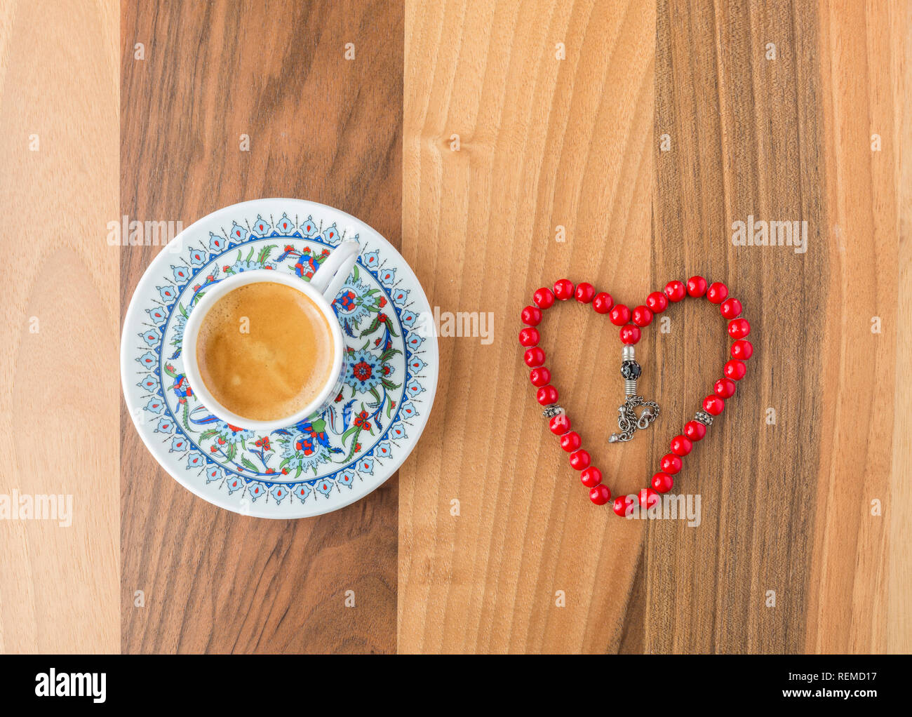 Türkischer Kaffee und Herzform rot Rosenkranz auf braun Tabelle Ansicht von oben Stockfoto