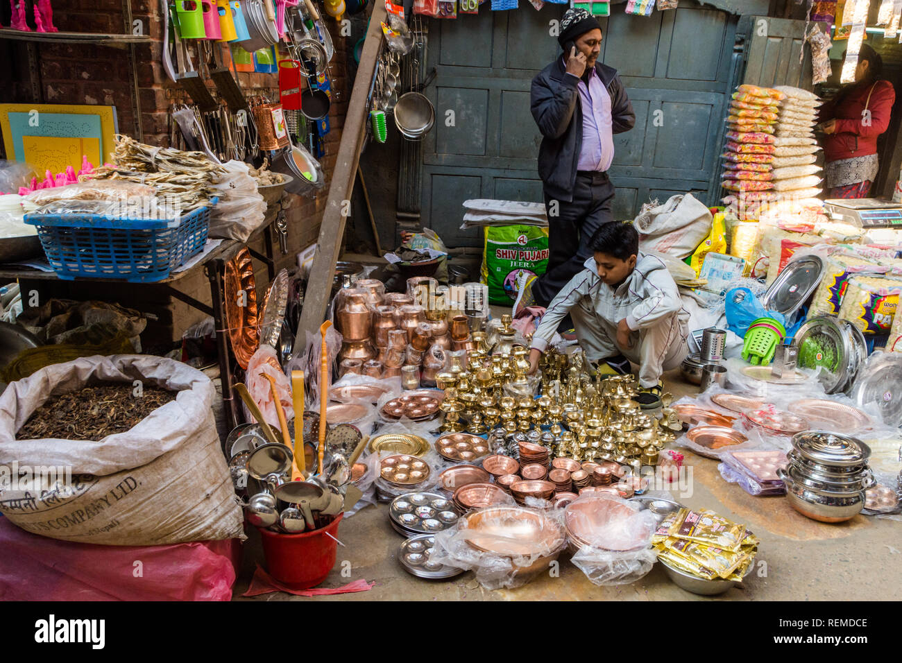 Messinggeschirr street Shop in Siddhidas rn, Kathmandu, Nepal Stockfoto