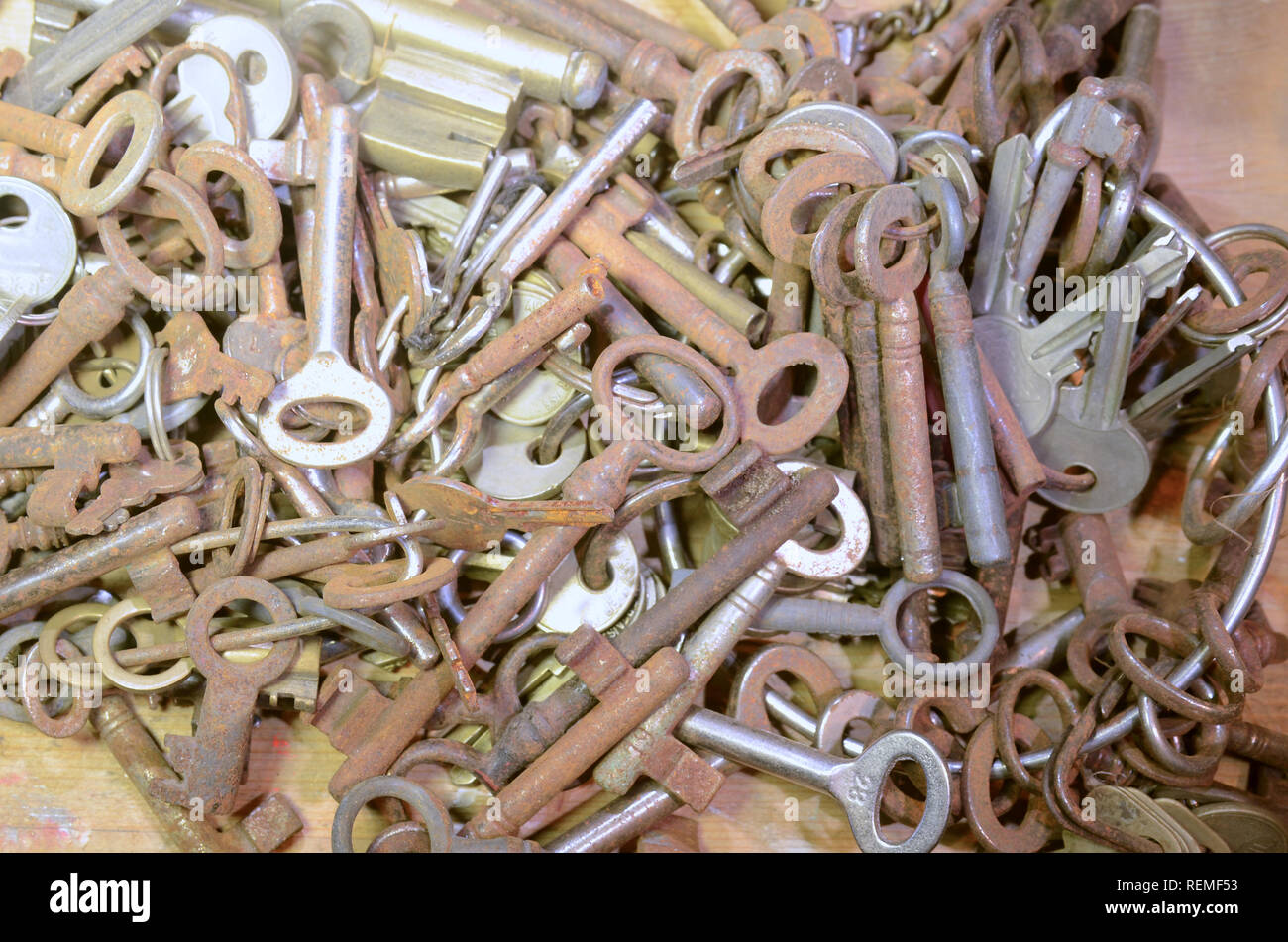 Closseup auf einem Haufen alter verrosteter Schlüssel. Stockfoto