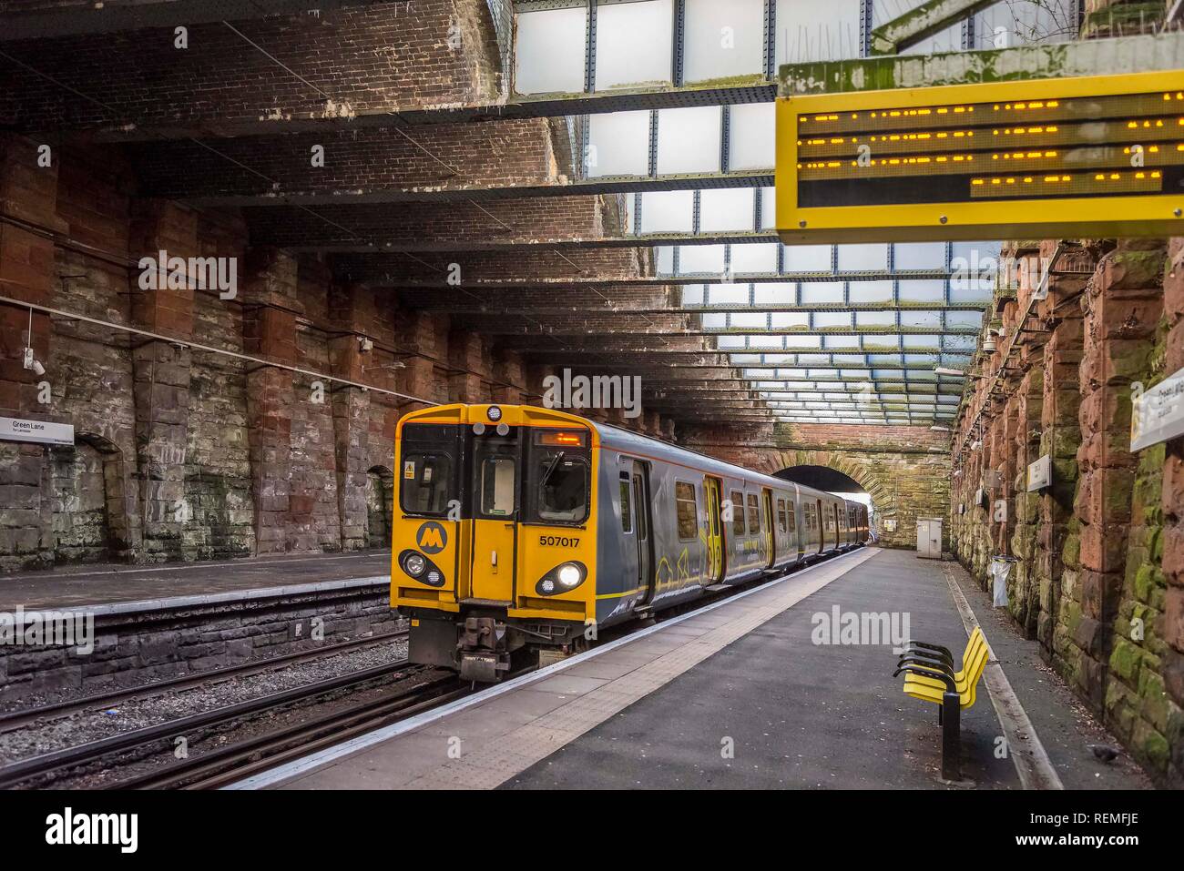 Merseyrail elektrische Zug im Green Lane Station auf dem Wirral. Stockfoto