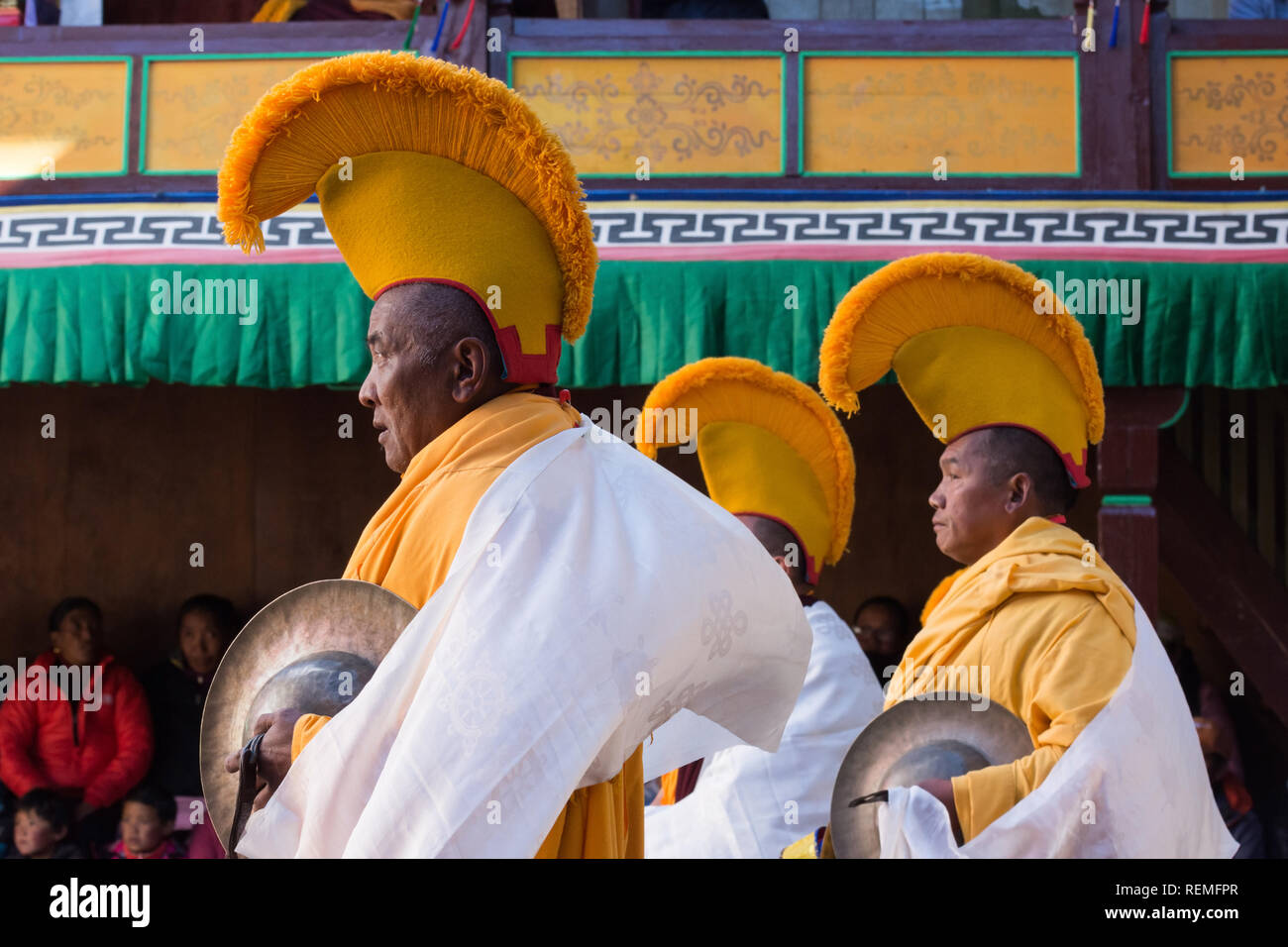 Gelb-hat-buddhistische Mönche Zimbeln spielen an die maskierten Tänze, Mani Rimdu Festival, Tengboche, Nepal Stockfoto