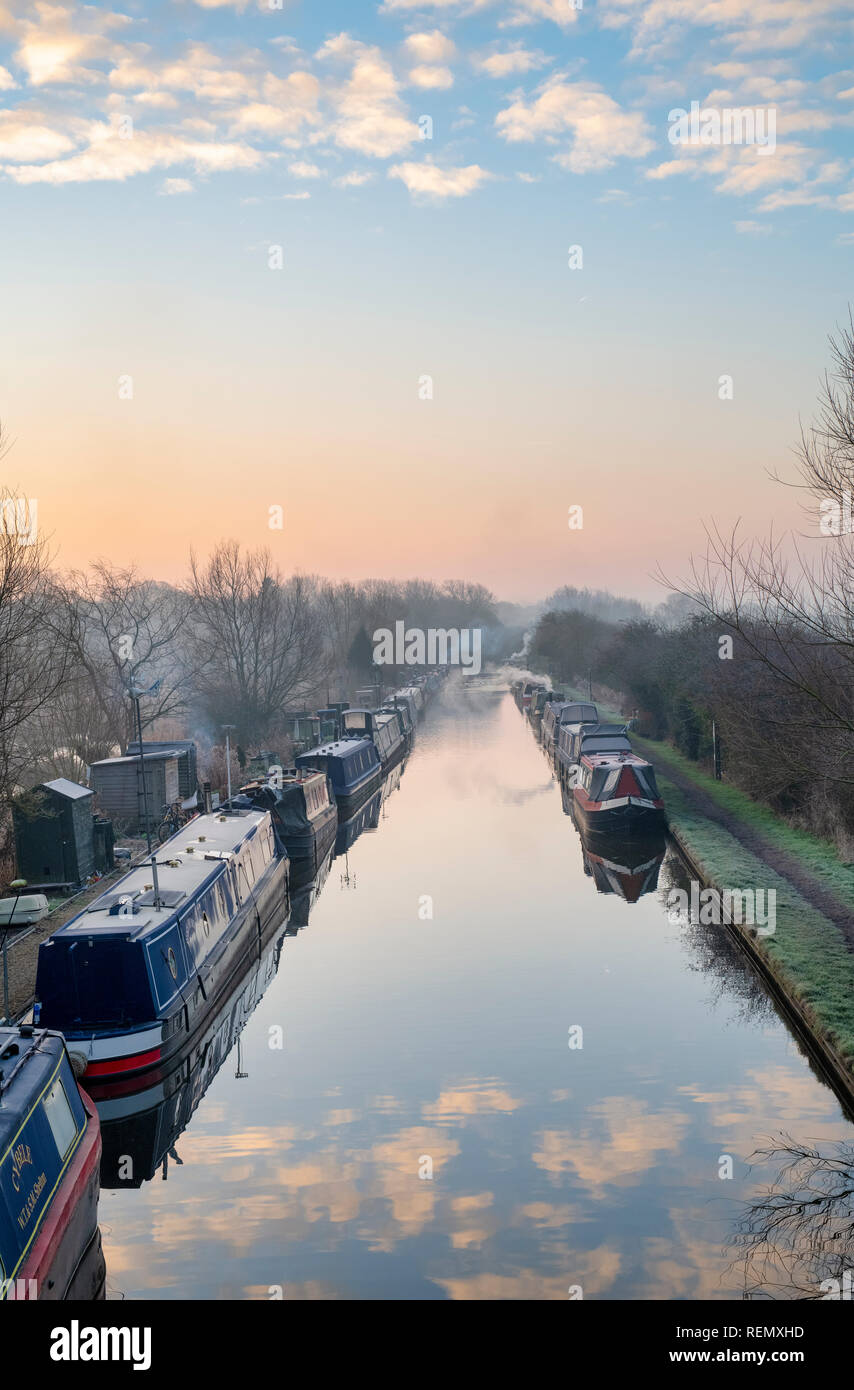 Narrowboats auf der Oxford canal auf einem eisigen Januar Morgen bei Sonnenaufgang. Aynho, Banbury, Oxfordshire, England Stockfoto