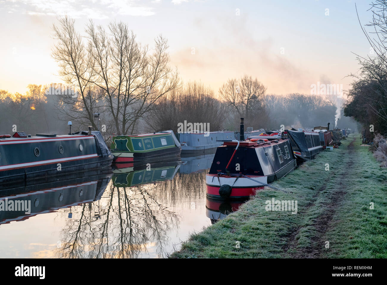 Narrowboats auf der Oxford canal auf einem eisigen Januar Morgen bei Sonnenaufgang. Aynho, Banbury, Oxfordshire, England Stockfoto