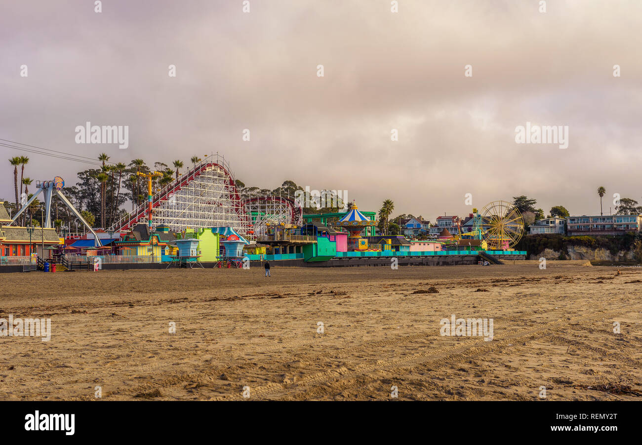 Santa Cruz Boardwalk Amusement Park vom Strand gesehen Stockfoto
