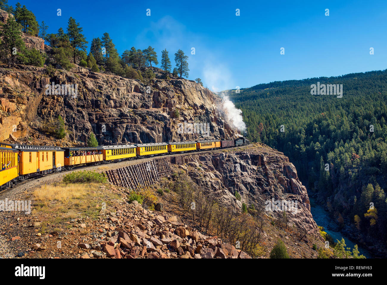 Touristen fahren Sie mit dem historischen Dampfzug in Colorado, USA Stockfoto