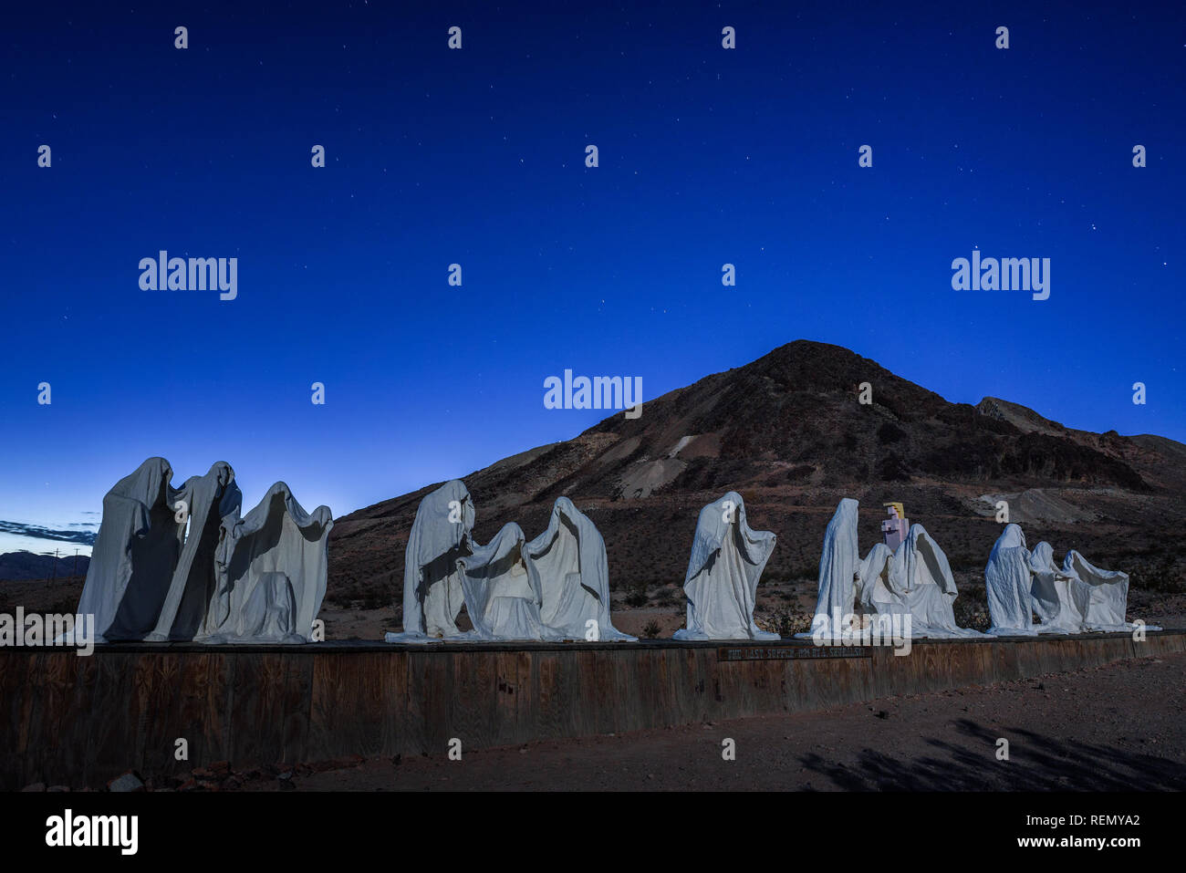 Creepy ghost Skulptur Installation im Rhyolith, Nevada Stockfoto