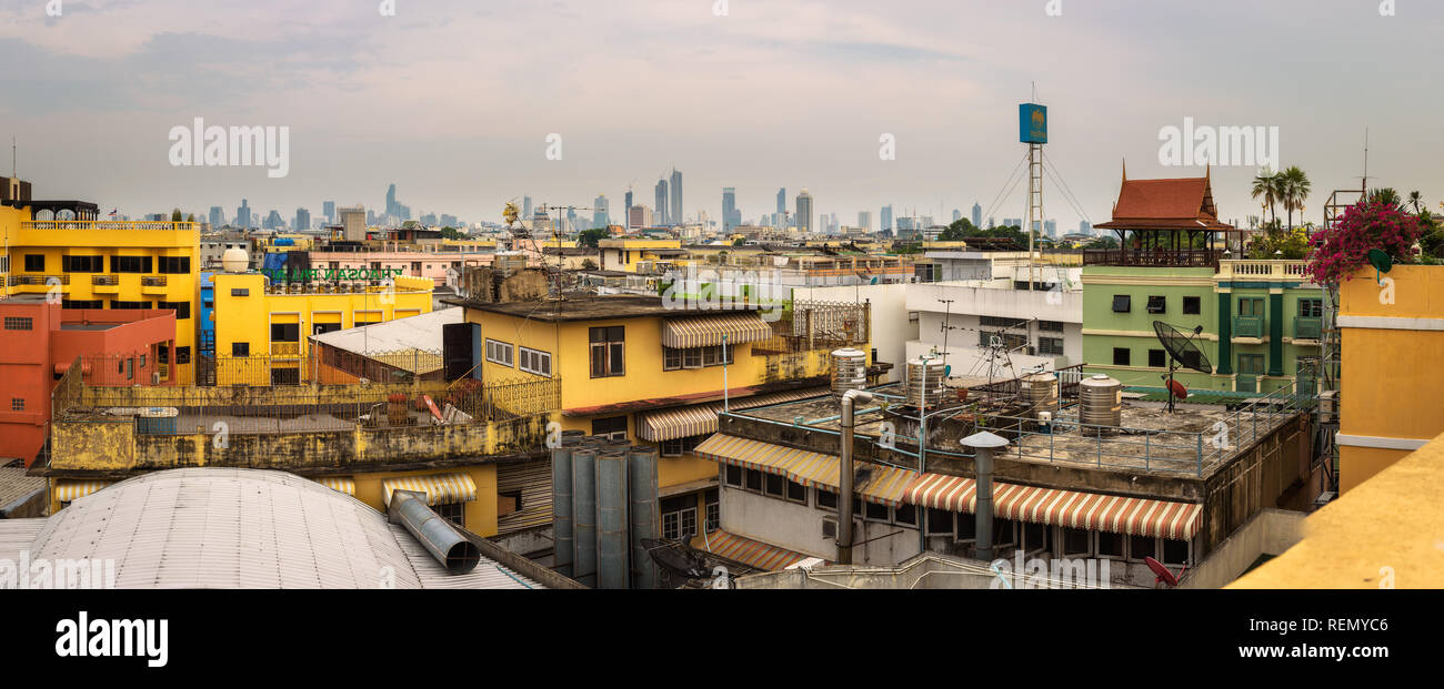 Dächer der Altstadt von Bangkok mit dem modernen Bangkok Skyline im Hintergrund Stockfoto