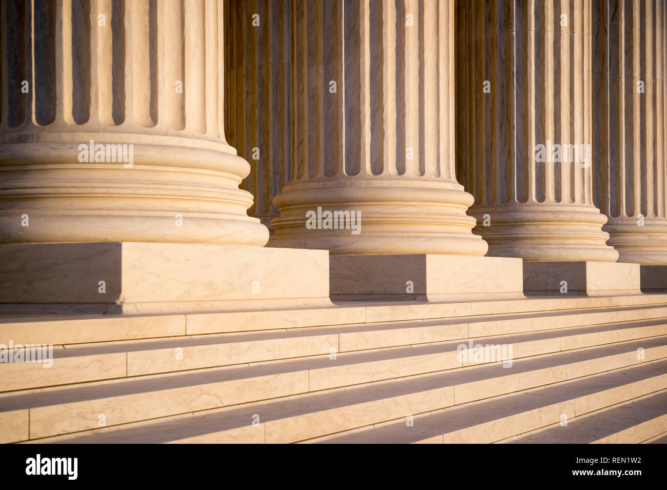 Weißer Marmor neoklassischen Säulen der Vorhalle des Obersten Gerichtshof der Vereinigten Staaten in weiches Abendlicht in Washington DC, USA Stockfoto