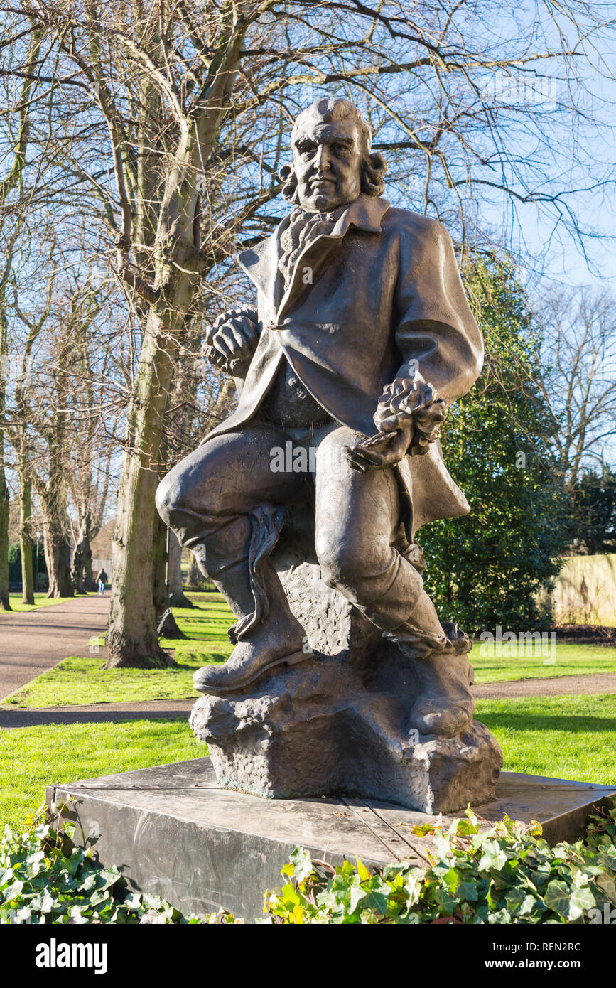 Bronzestatue von Erasmus Darwin im Beacon Park, Lichfield, Staffordshire Stockfoto