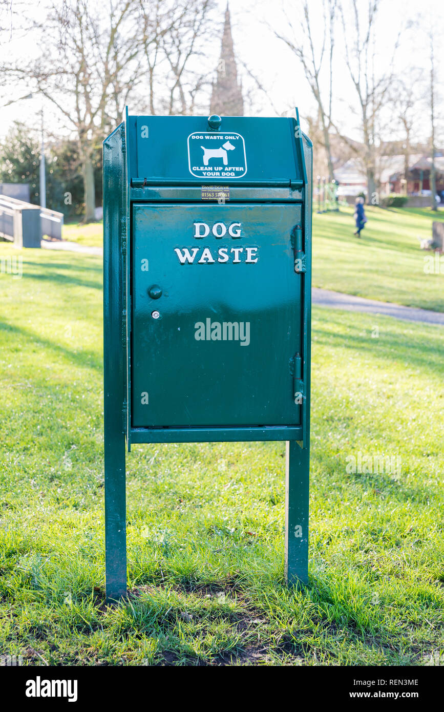 Grüner Aufbewahrungskasten für Hund Abfälle Stockfoto