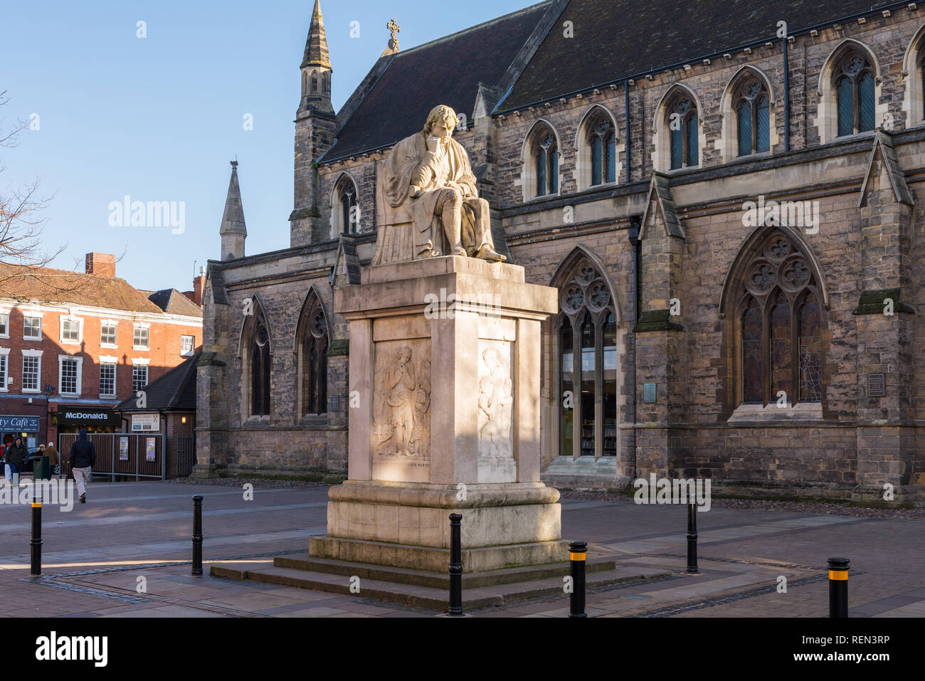 Große steinerne Statue von Samuel Johnson auf dem Marktplatz in Lichfield, Staffordshire Stockfoto