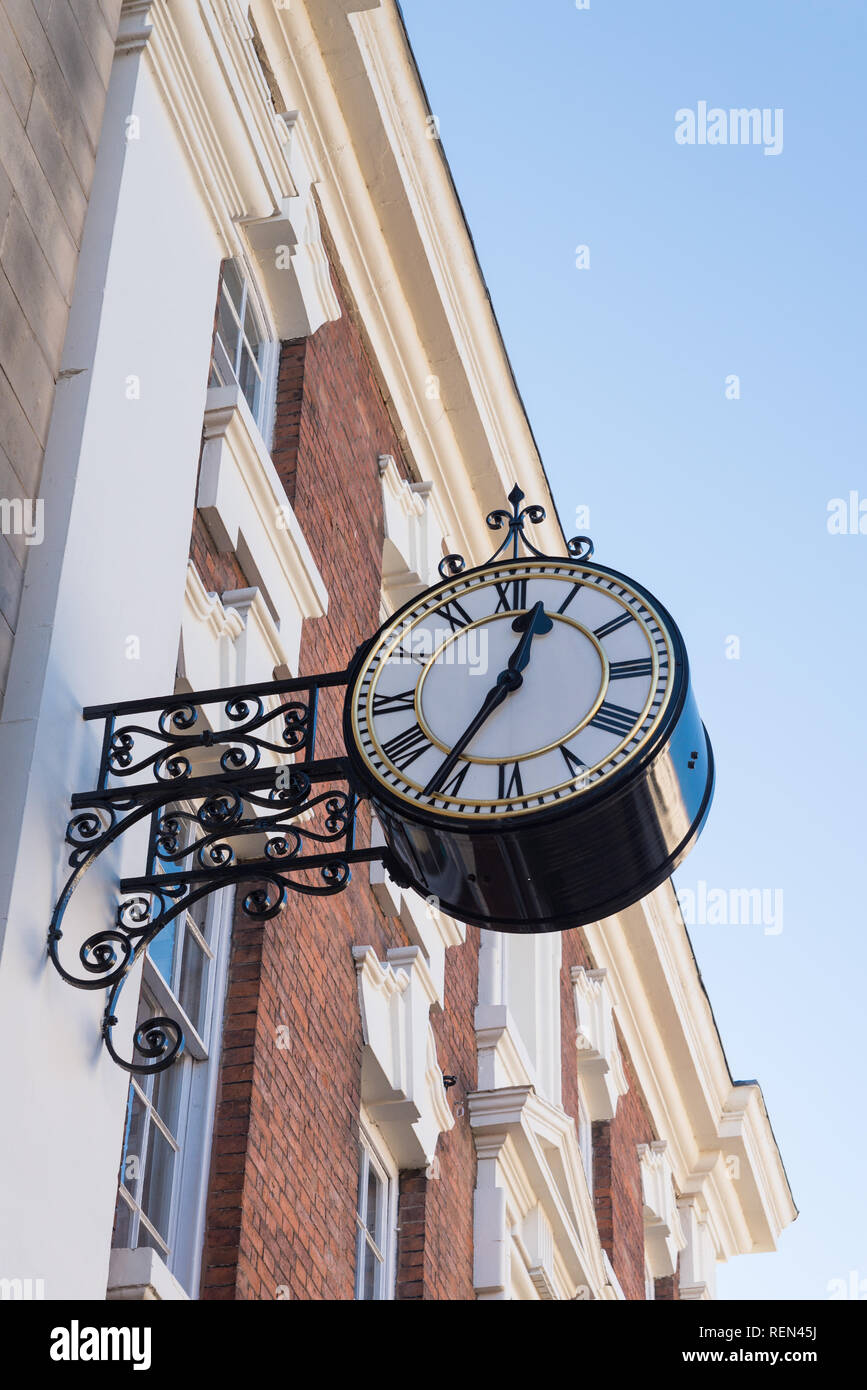Große dekorative Uhr an der Wand außerhalb des Gebäudes in der Bohrung Street, Lichfield montiert. Es war zu Stadt von Frau Swinfen-Broun 1928 vorgestellt Stockfoto