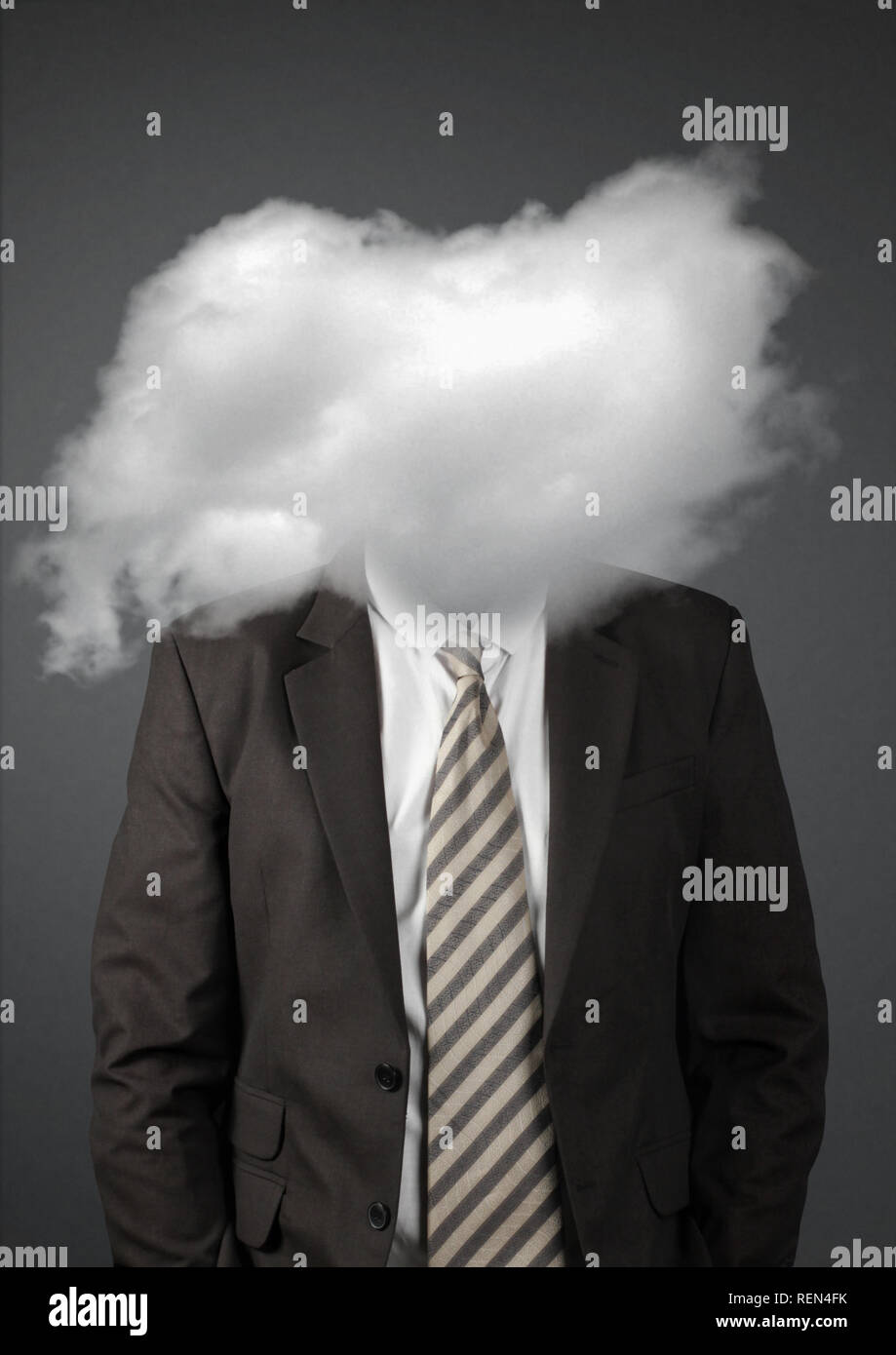 Gesichtslosen Geschäftsmann mit dem Kopf in den Wolken Stockfoto