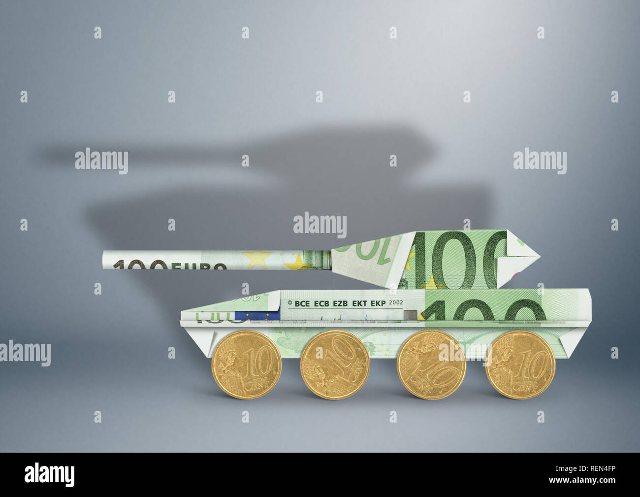 Waffe budget Konzept, Geld als militärische Tank Stockfoto