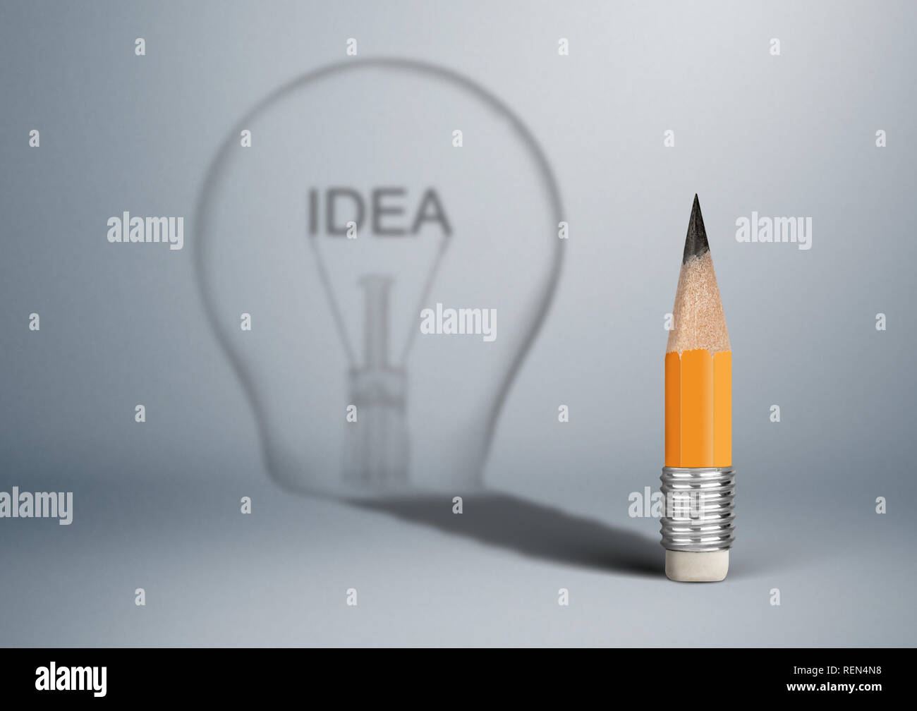 Kreative Idee, Konzept, Bleistift mit Glühbirne Schatten Stockfoto