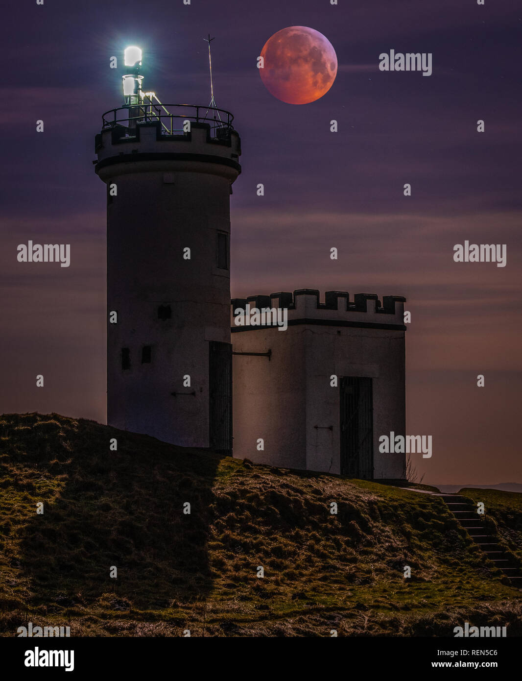 Ein super Blut wolf mond Mondfinsternis über die Elie Ness Leuchtturm im Osten Neuk von Fife Stockfoto