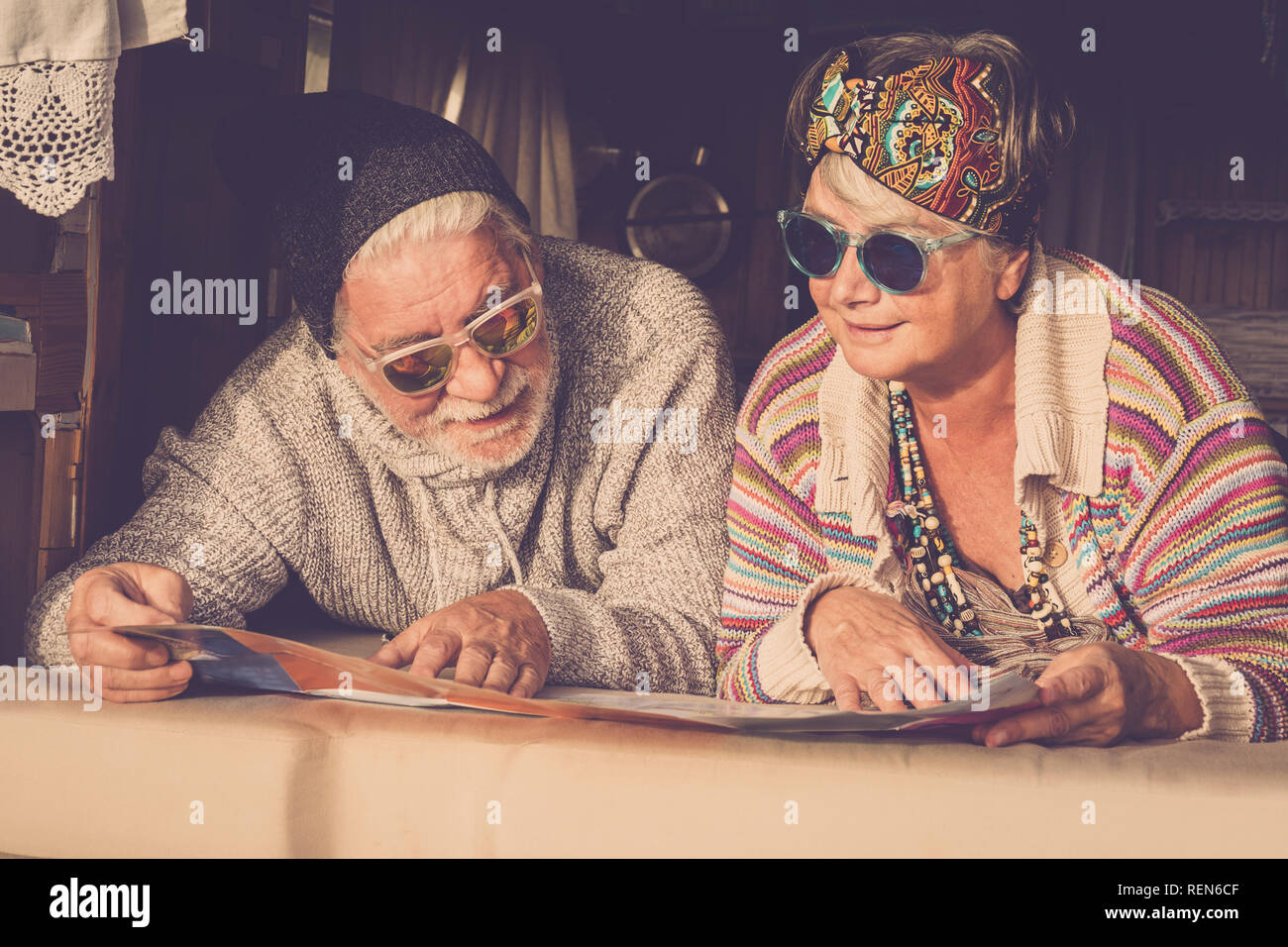 Erwachsene reife Paar Kaukasier, Hippie style Planung auf der Karte um den nächsten Schritt der Van das Ferien-fröhlicher glücklicher Mann und Frau zurückgezogen und Stockfoto Erwachsene reife Paar Kaukasier, Hippie style Planung auf der Karte um den nächsten Schritt der Van das Ferien-fröhlicher glücklicher Mann und Frau zurückgezogen und Stockfoto