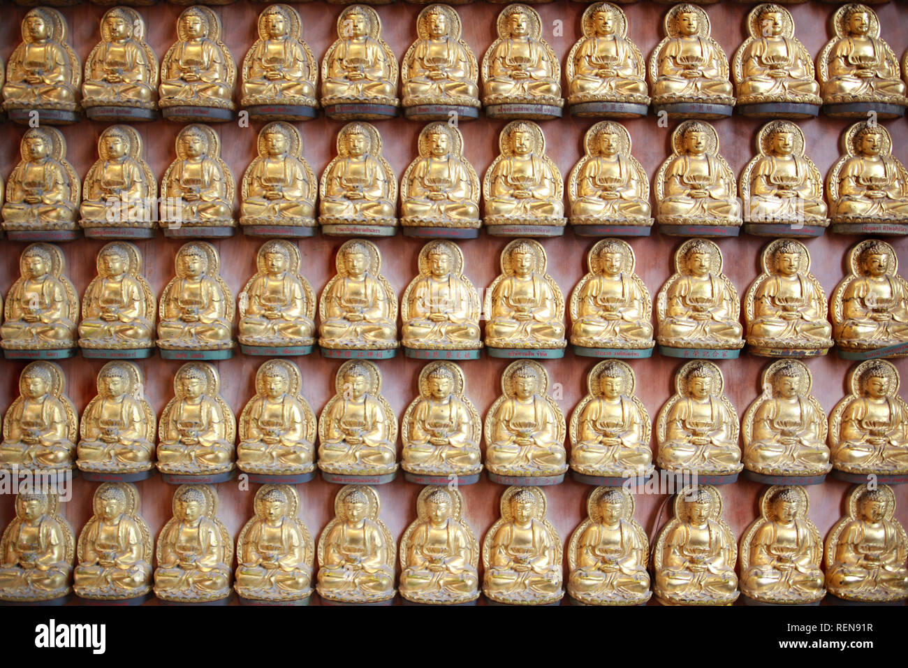Nonburi, Thailand, Jan 20,2019, Foto der goldene Buddha in Tempel Gebäude am Wat Boromracha Kanchanapisek Anusorn (oder Wat Leng eingestellt Stockfoto