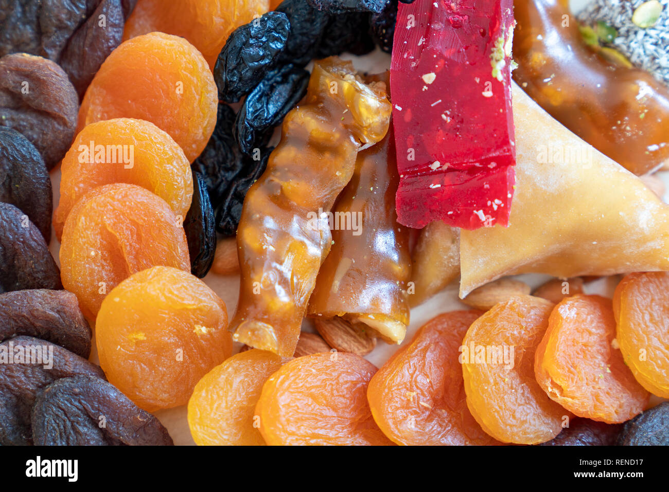 Turkish Delight orientalische Süßigkeiten Trockenfrüchte und Nüsse als Hintergrund. Stockfoto