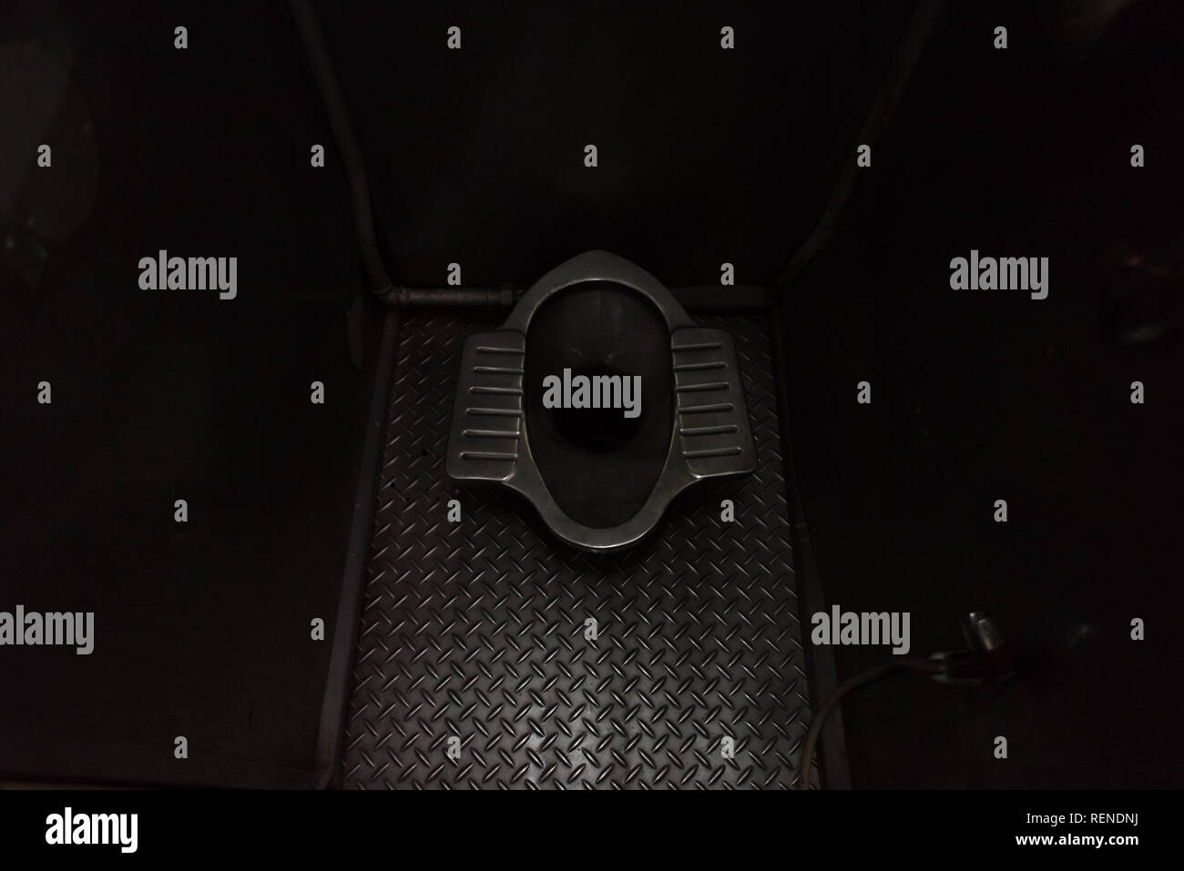 Hausbesetzung Metall wc in der Dunkelheit. In einer dritten Klasse sitzen Auto eines thailändischen Zug. Stockfoto