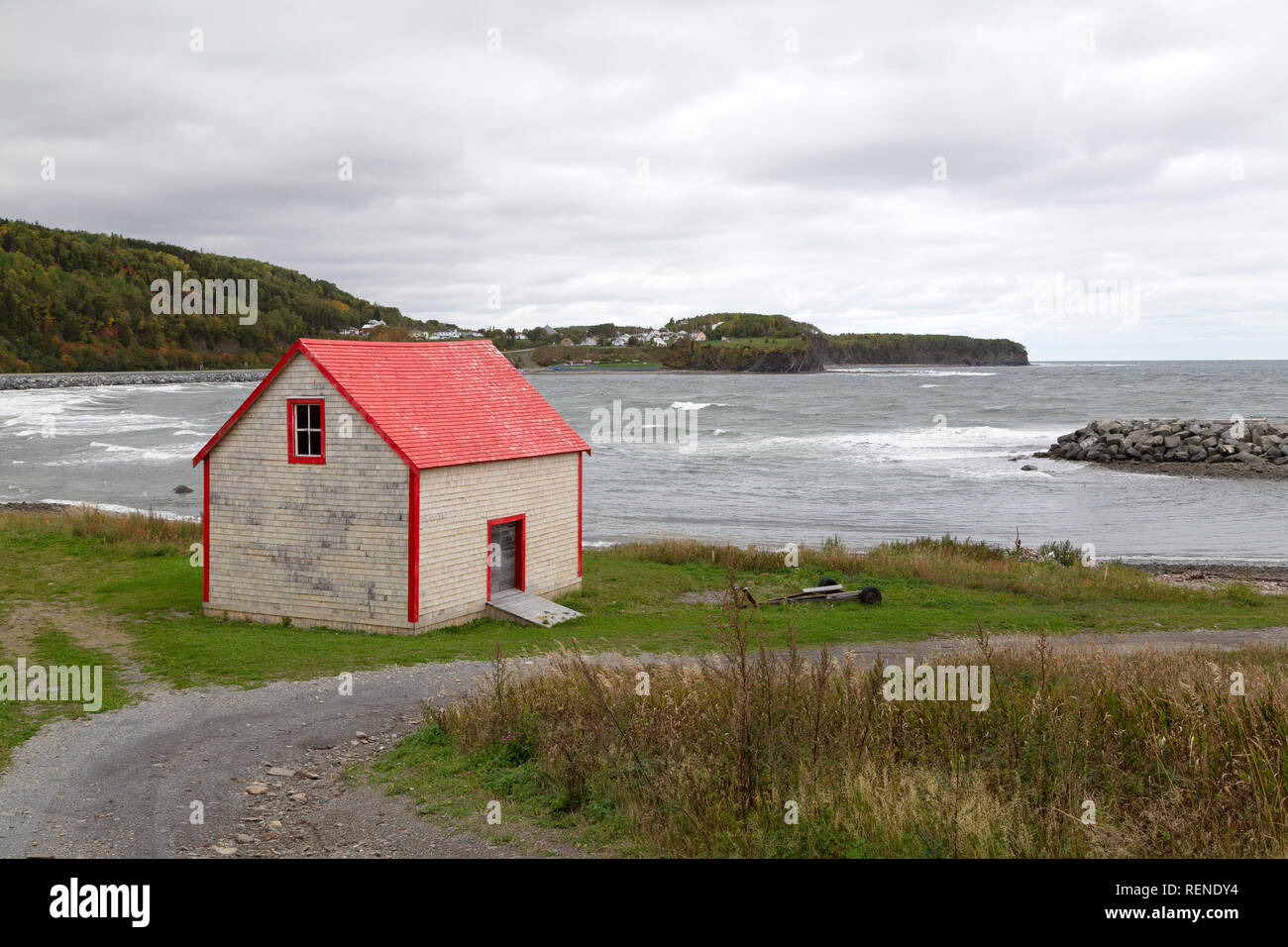 Ein traditionelles Gebäude, das von der Küste auf der Halbinsel Gaspé Quebec, Kanada. Das Gebäude ist aus Holz gebaut. Stockfoto