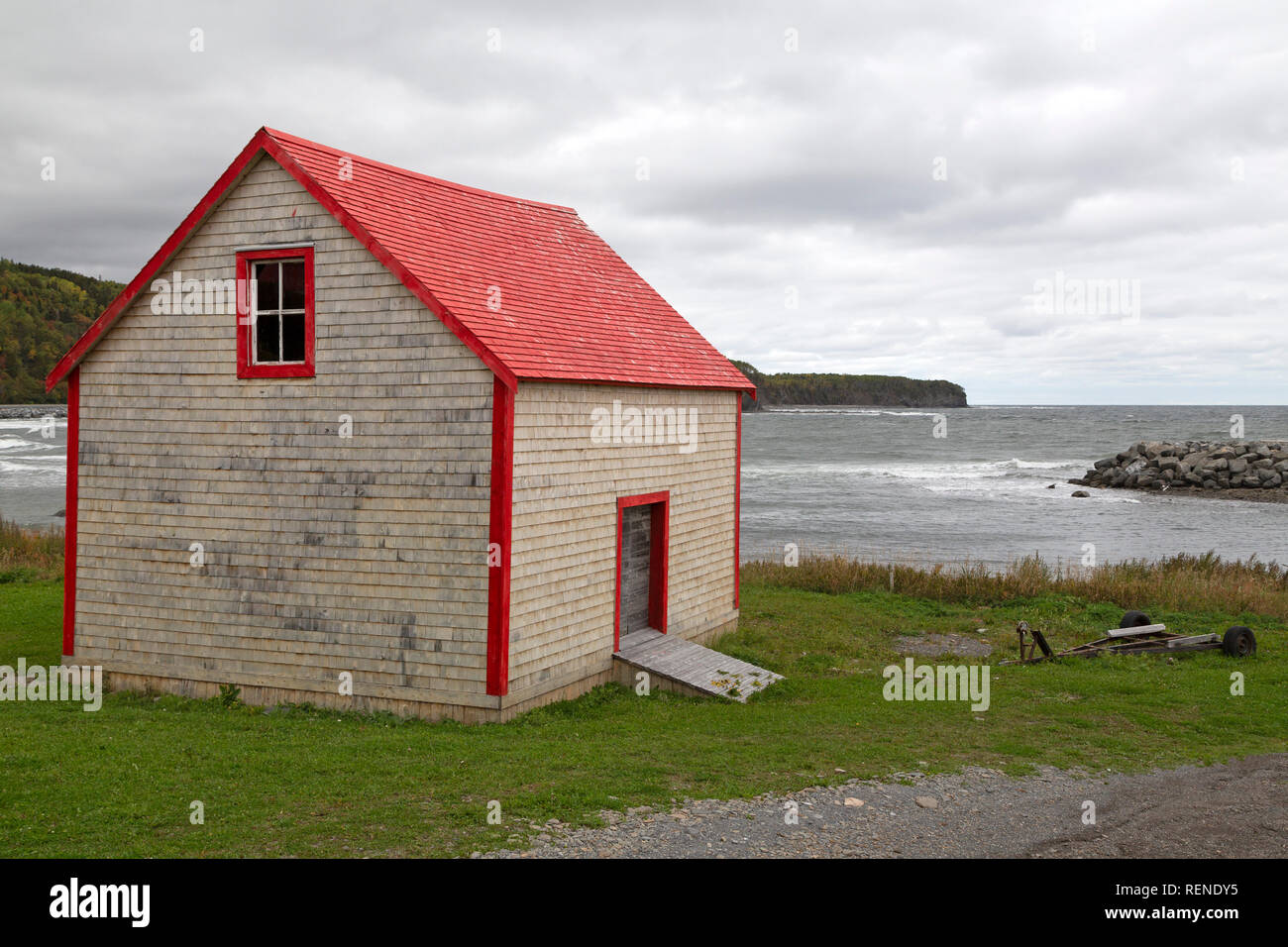 Ein traditionelles Gebäude, das von der Küste auf der Halbinsel Gaspé Quebec, Kanada. Das Gebäude ist aus Holz gebaut. Stockfoto