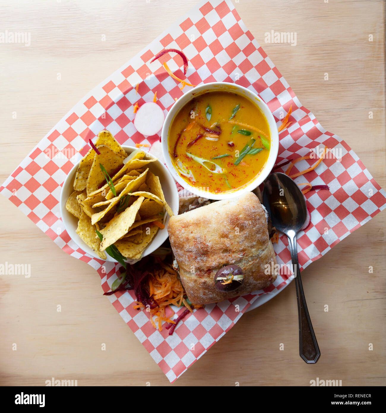 Ein Mittagessen mit einem Burger, Suppe und Tortilla Chips in ländlichen Quebec, Kanada serviert. Die Küche ist scharf und im mexikanischen Stil Aromen. Stockfoto