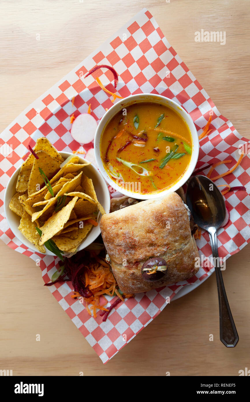 Ein Mittagessen mit einem Burger, Suppe und Tortilla Chips in ländlichen Quebec, Kanada serviert. Die Küche ist scharf und im mexikanischen Stil Aromen. Stockfoto