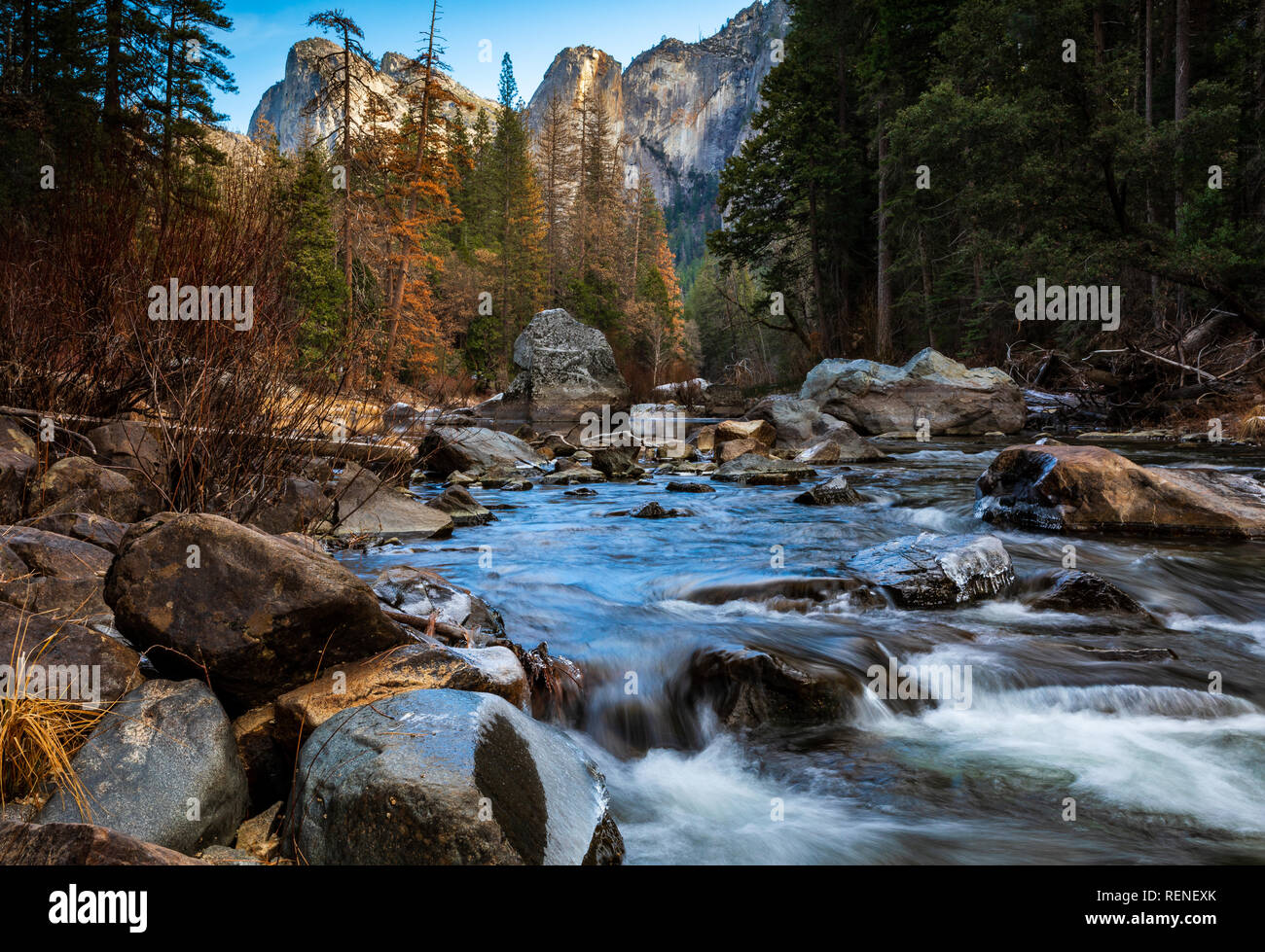 Der Merced River und Half Dome Mountain im Yosemite Nationalpark, Kalifornien während der Teil-US-Regierung abschalten, wo groß Dienstleistungen und f Stockfoto