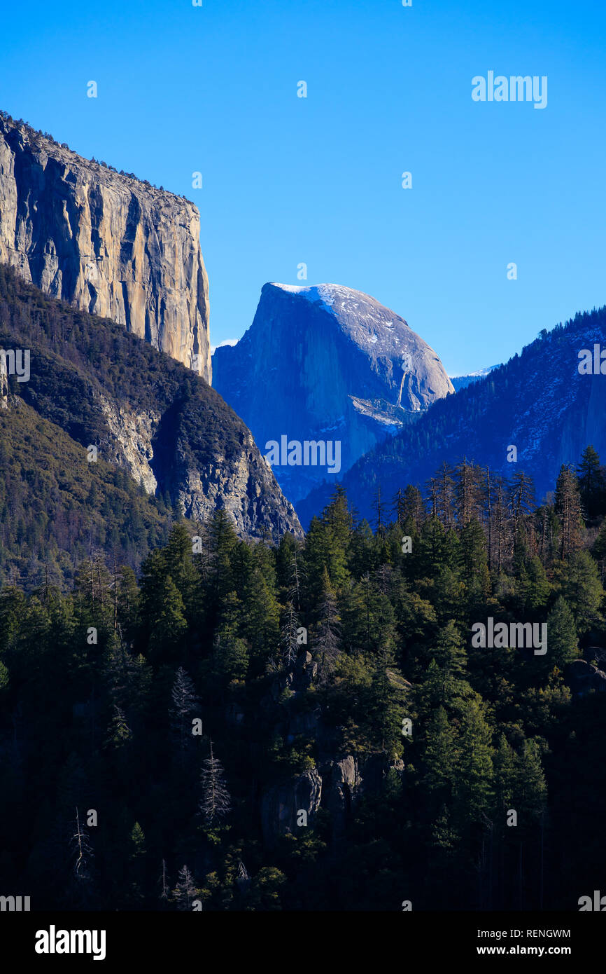 Blick auf den Half Dome Mountain im Yosemite Nationalpark, Kalifornien während der Teil-US-Regierung abschalten, wo groß Dienstleistungen und Einrichtungen ar Stockfoto