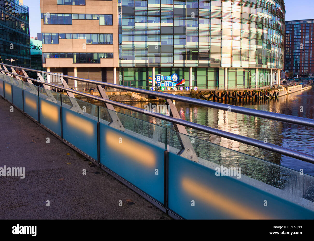 Media City Fußgängerbrücke über den Manchester Ship Canal und Bridge House, wo Blue Peter produziert wird, Salford, Greater Manchester, England Stockfoto