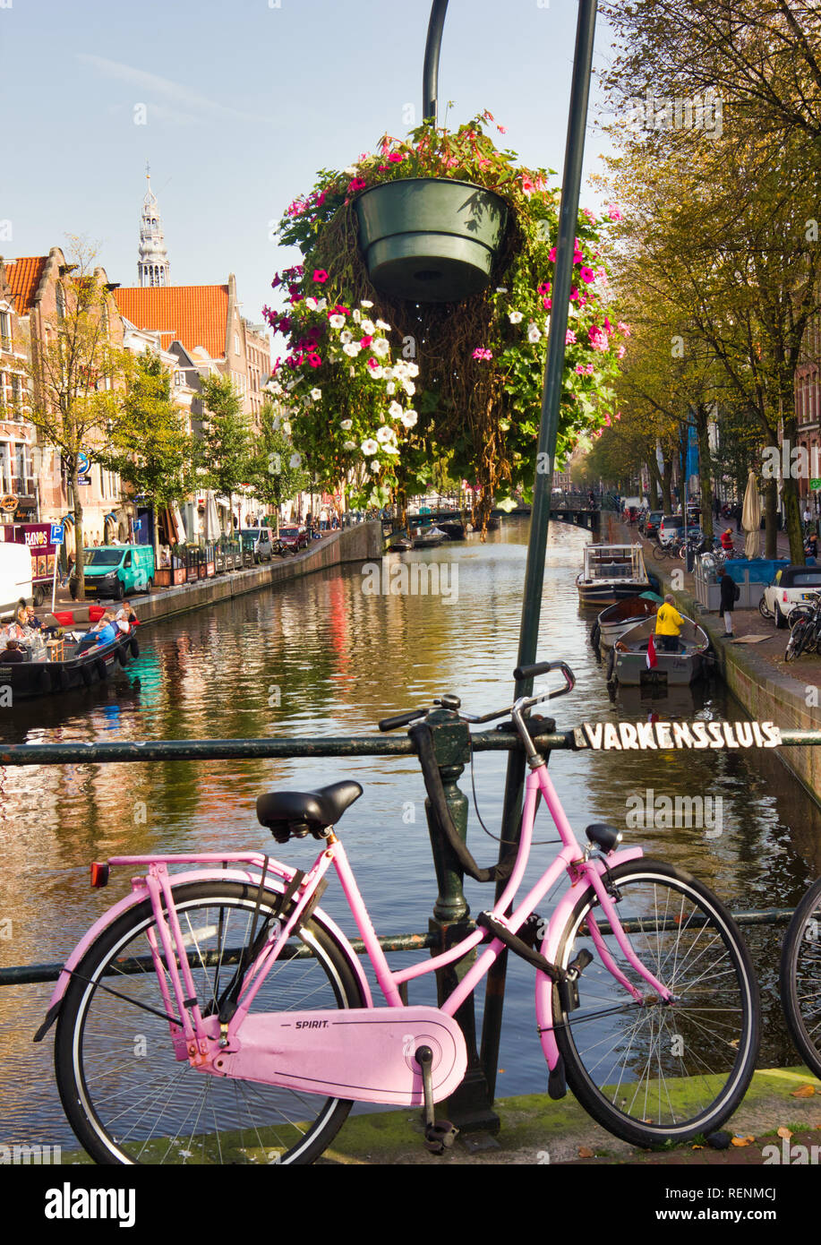 Rosa oben sitzen und Fahrrad auf Varkenssluis über dem Oudezijds Voorburgwal Canal, Red Light District, Amsterdam, Holland, Europa beg Stockfoto