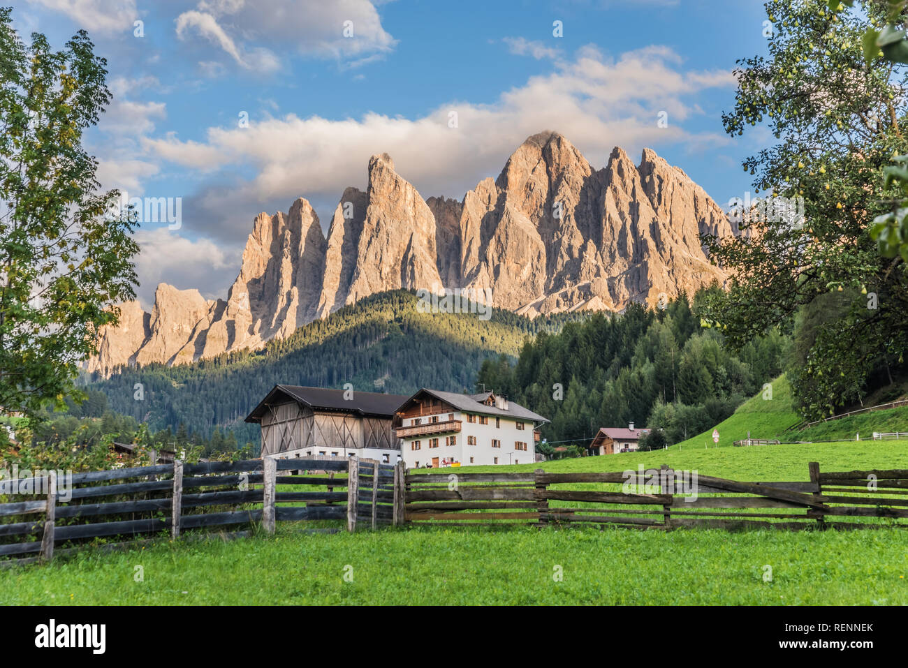 Wunderbare Landschaft von Santa Magdalena Dorf in Dolomiten, Italien Stockfoto