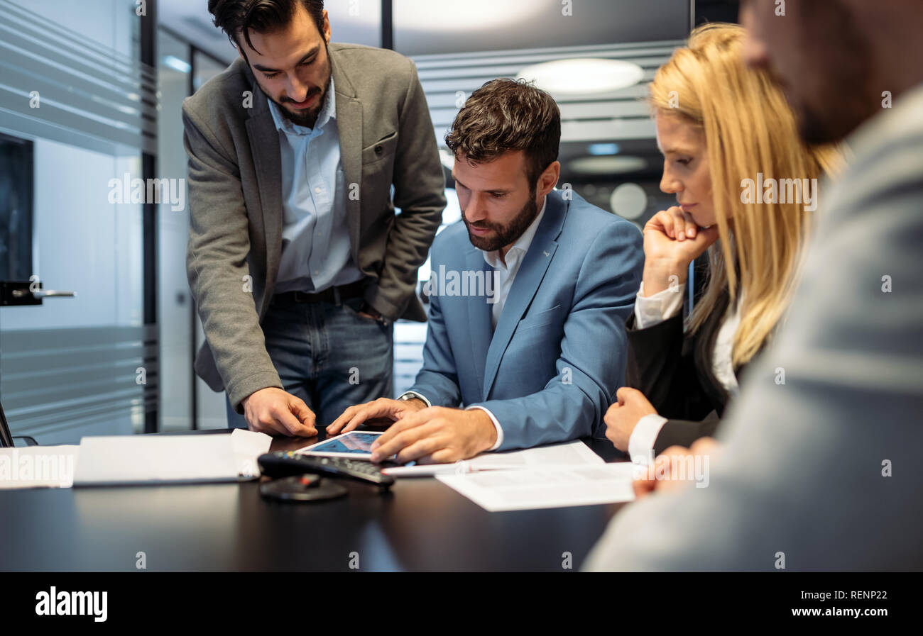 Bild von Geschäft Leute diskutieren im Büro Stockfoto