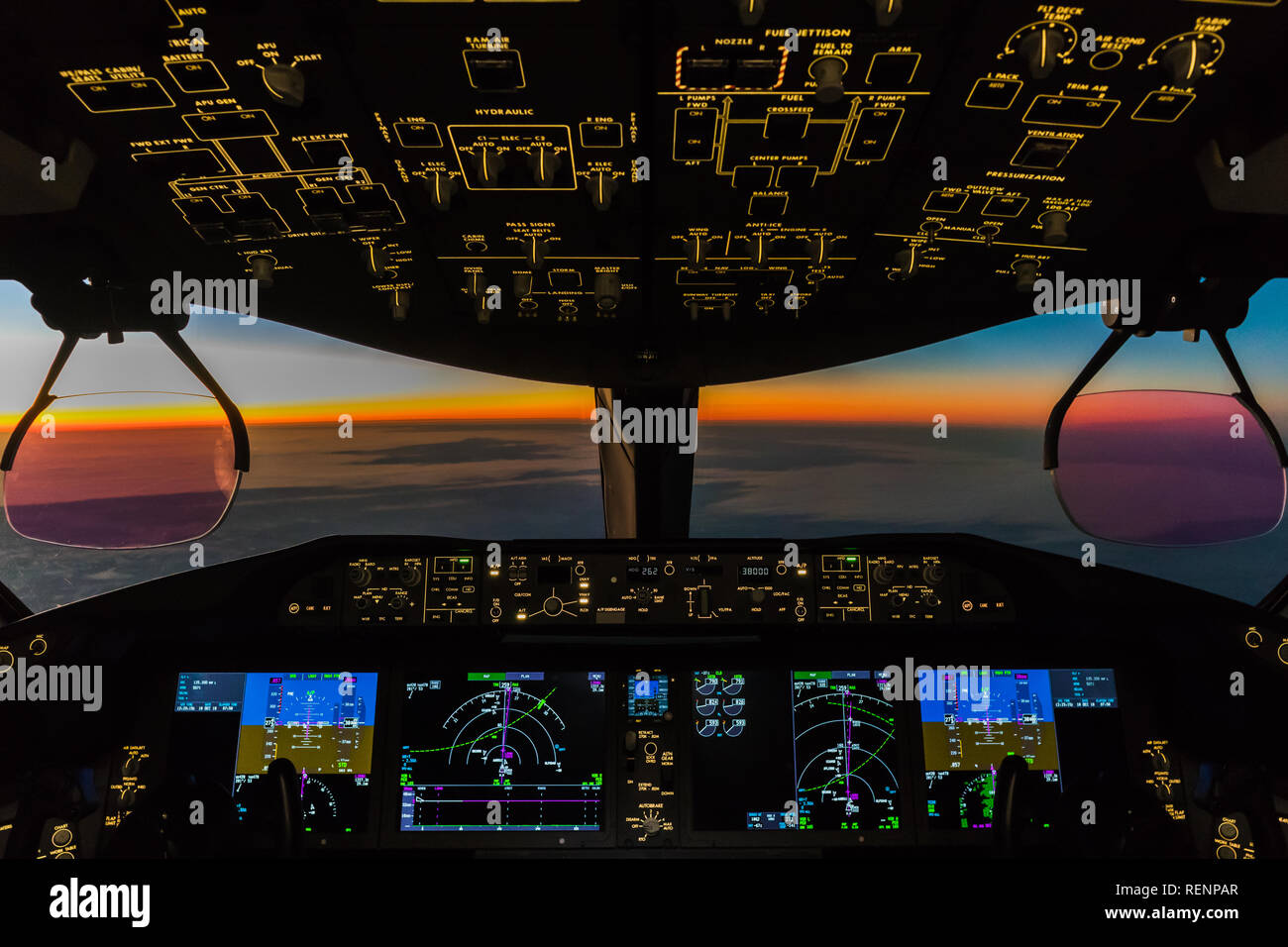 Sonnenuntergang gesehen aus dem Cockpit einer Boeing 787. Stockfoto