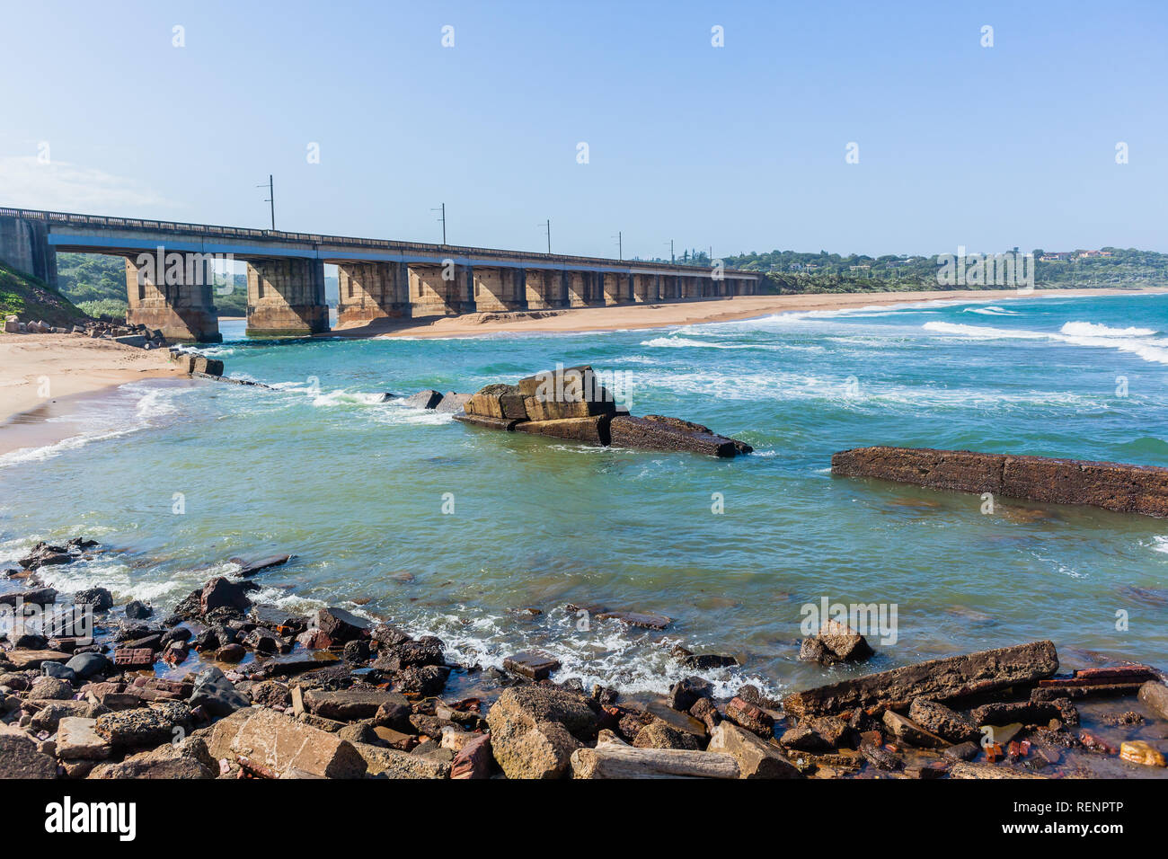 Lange Brückenbauwerk über den breiten Fluss Mund eustuary und Ozean Meer Küste für Fahrzeuge und Züge. Stockfoto