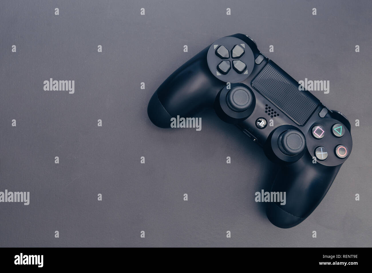LONDON - Januar 15, 2019: Videospiele PlayStation Gaming Controller auf dunklen schwarzen Hintergrund Stockfoto