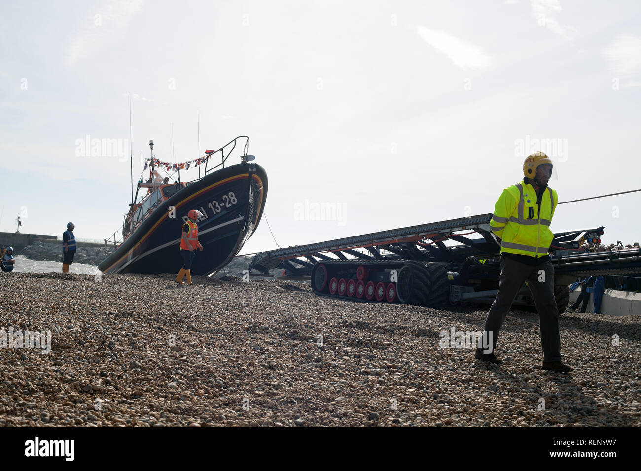 Ankunft der 'Richard & Caroline Colton' einer Shannon Klasse alle-Wetter Rettungsboot Ankunft in Hastings im Oktober 2018, Hastings, East Sussex, Großbritannien Stockfoto