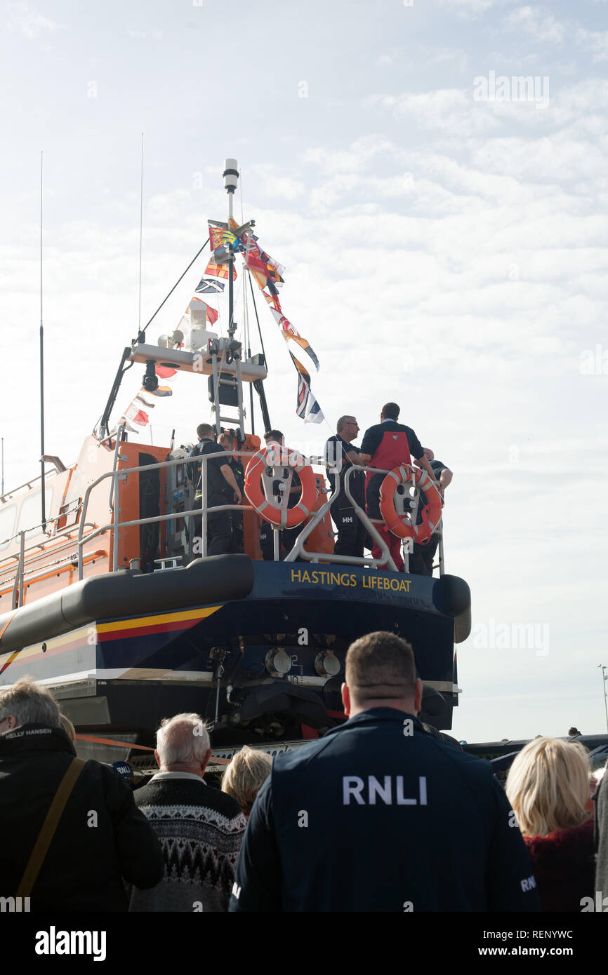 Menschen begrüßte die "Richard & Caroline Colton' einer Shannon Klasse alle-Wetter Rettungsboot und ihre Crew, Hastings, Oktober 2018, Sussex, UK Stockfoto