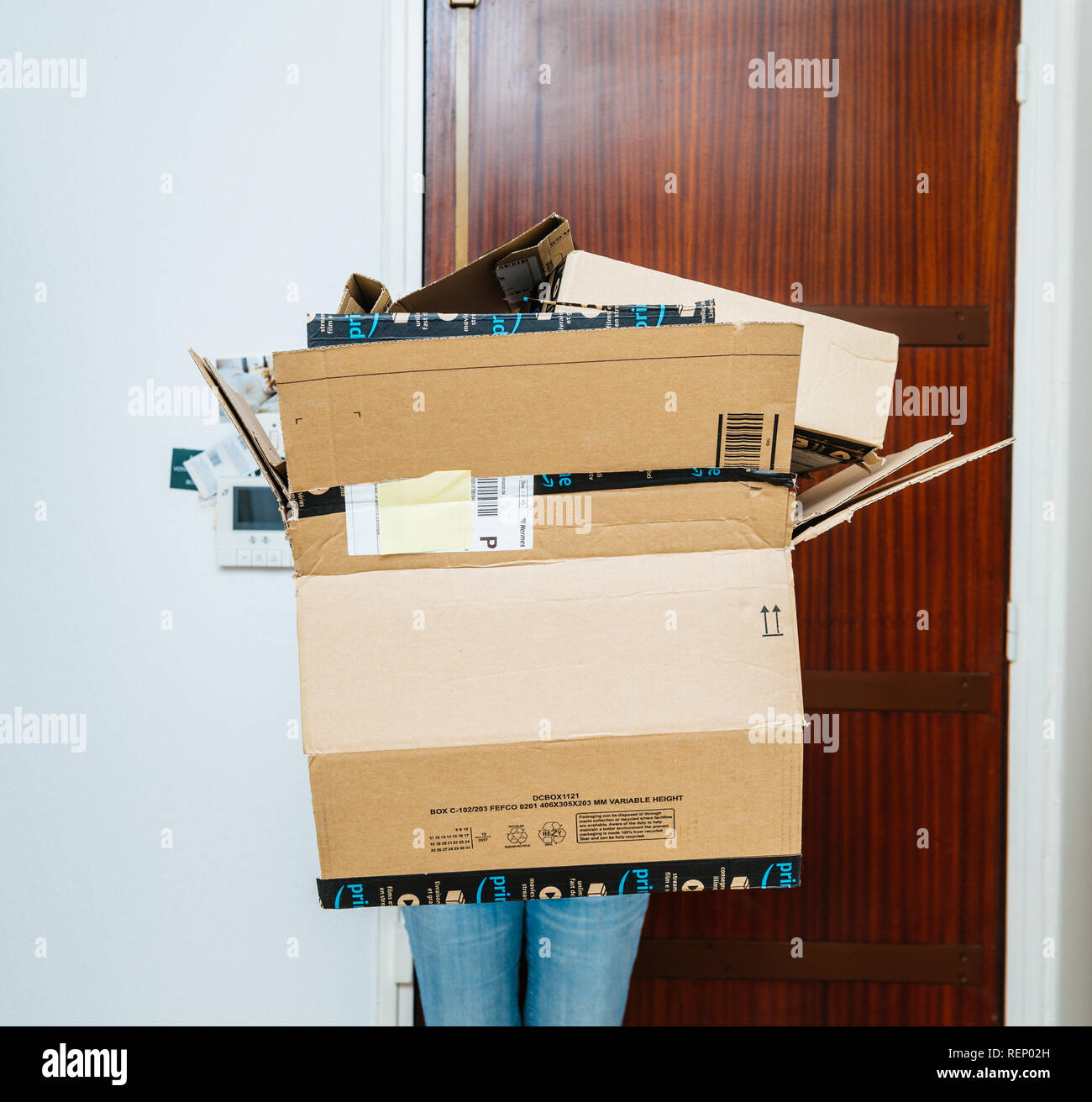 PARIS, Frankreich, 13.JANUAR 2018: die Frau mit der Amazon Prime Stapel  Pakete Boxen zu Hause Tür geliefert Stockfotografie - Alamy