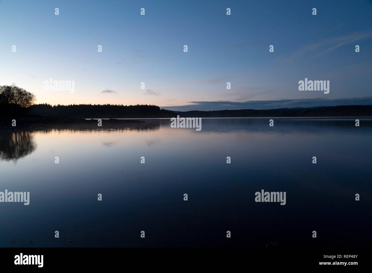 Kielder Water bei Dämmerung in Northumberland, England. Der See ist Teil der Wasser- und Kielder Forest Park und innerhalb von Northumberland Internationale Da Stockfoto