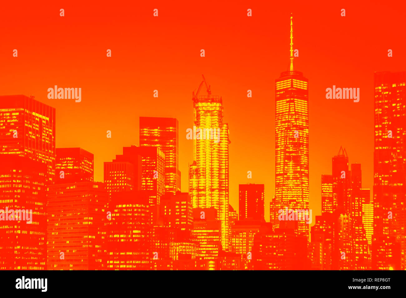 Nacht Blick auf Lower Manhattan Skyline von New York. Orange und Gelb duplex Wirkung Stockfoto