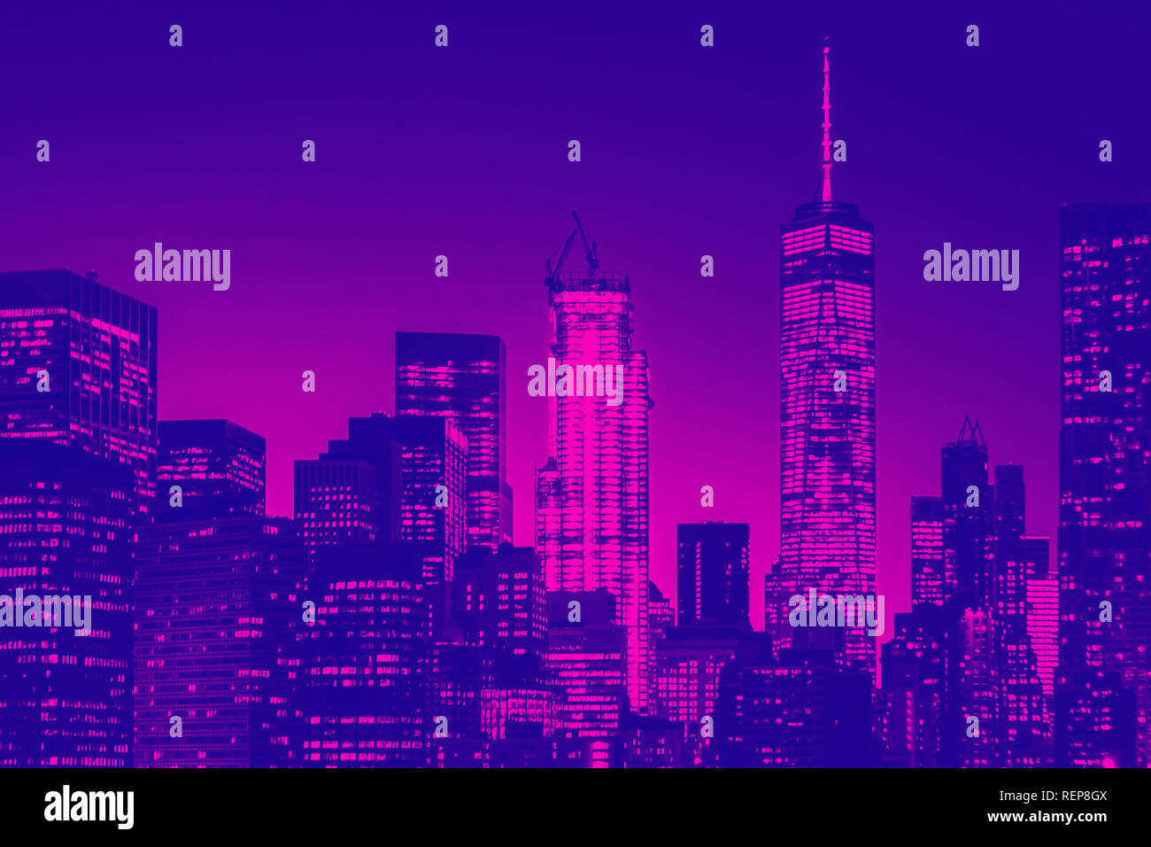 Nacht Blick auf Lower Manhattan Skyline von New York. Blau und Lila duplex Wirkung Stockfoto