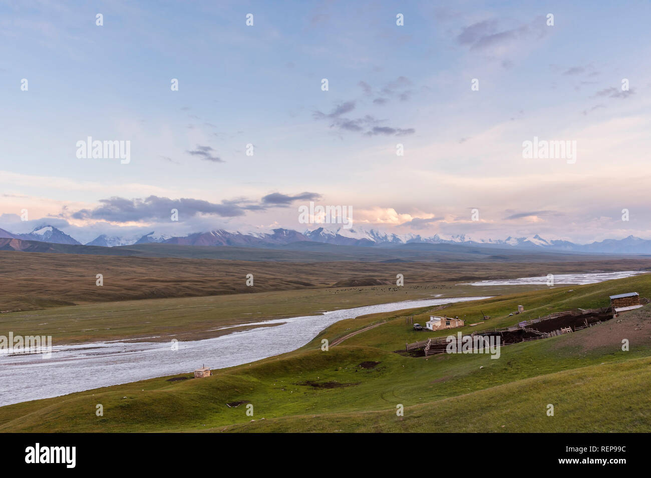 Fluss in der Sary Jaz Tal in der Morgendämmerung, Issyk-kul-region, Kirgisistan Stockfoto