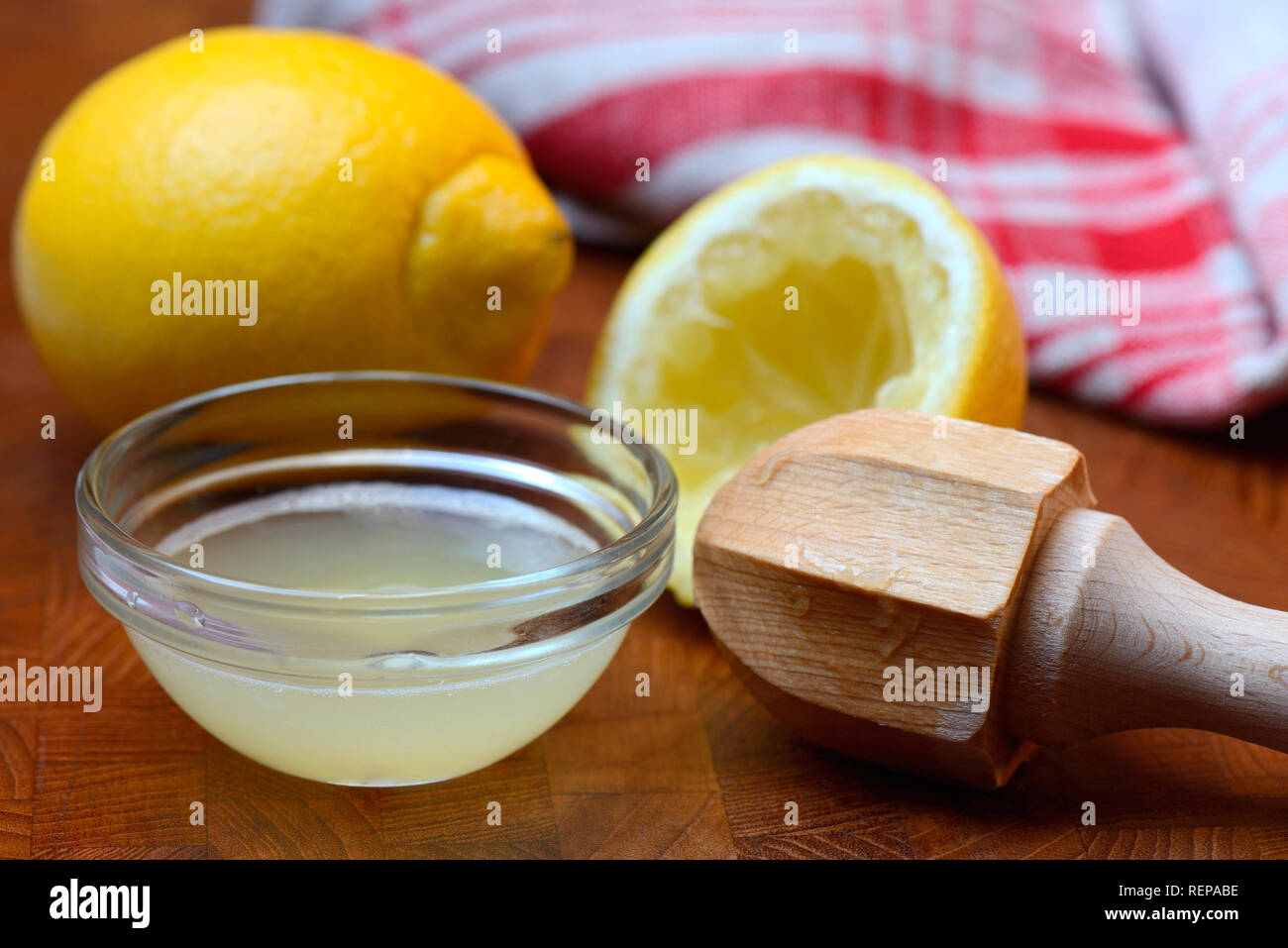 In Zitronensaft Zitrone, Schale und Zitronenpresse Stockfoto